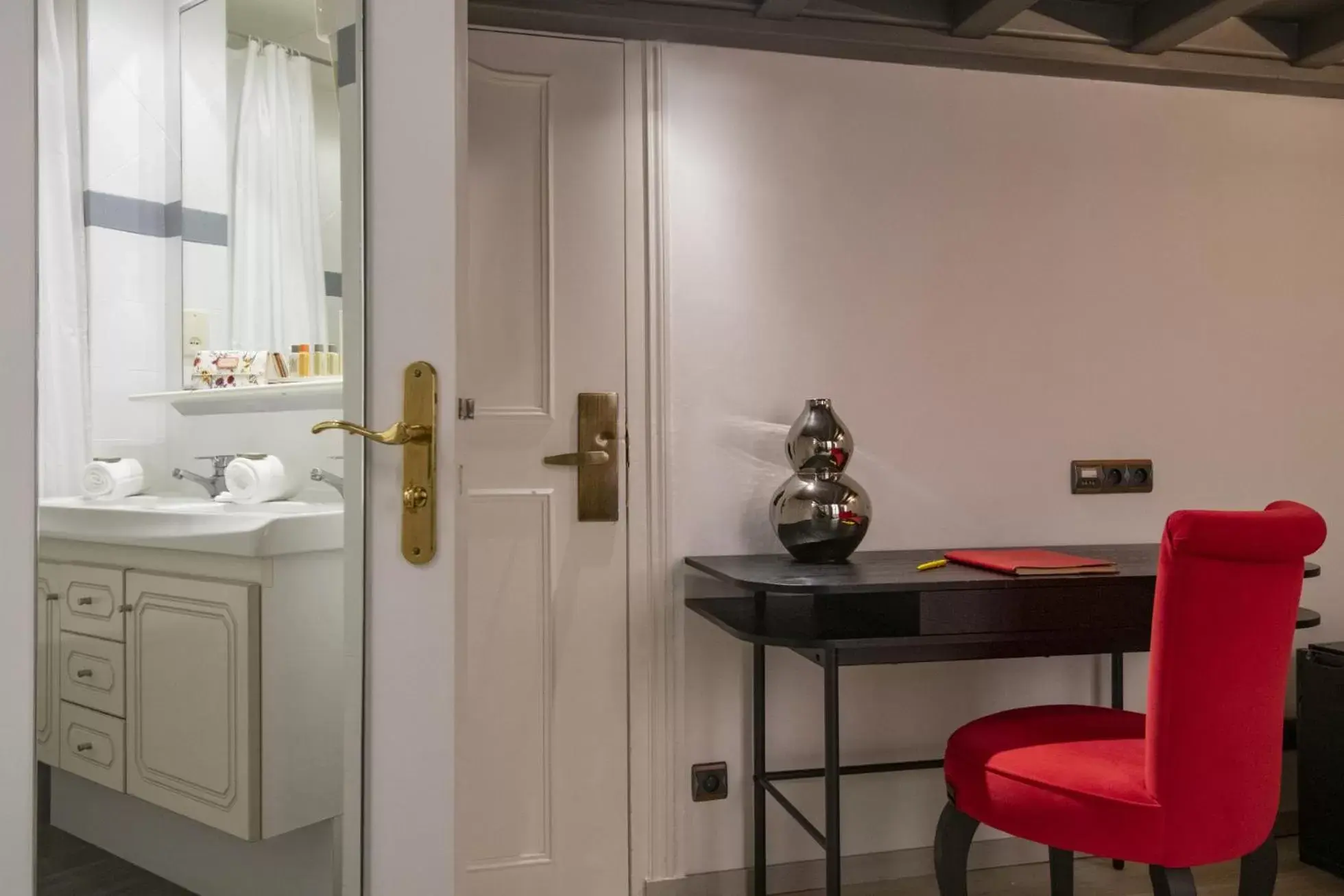 Bedroom, Bathroom in GOLDEN TULIP CANNES HOTEL de PARIS