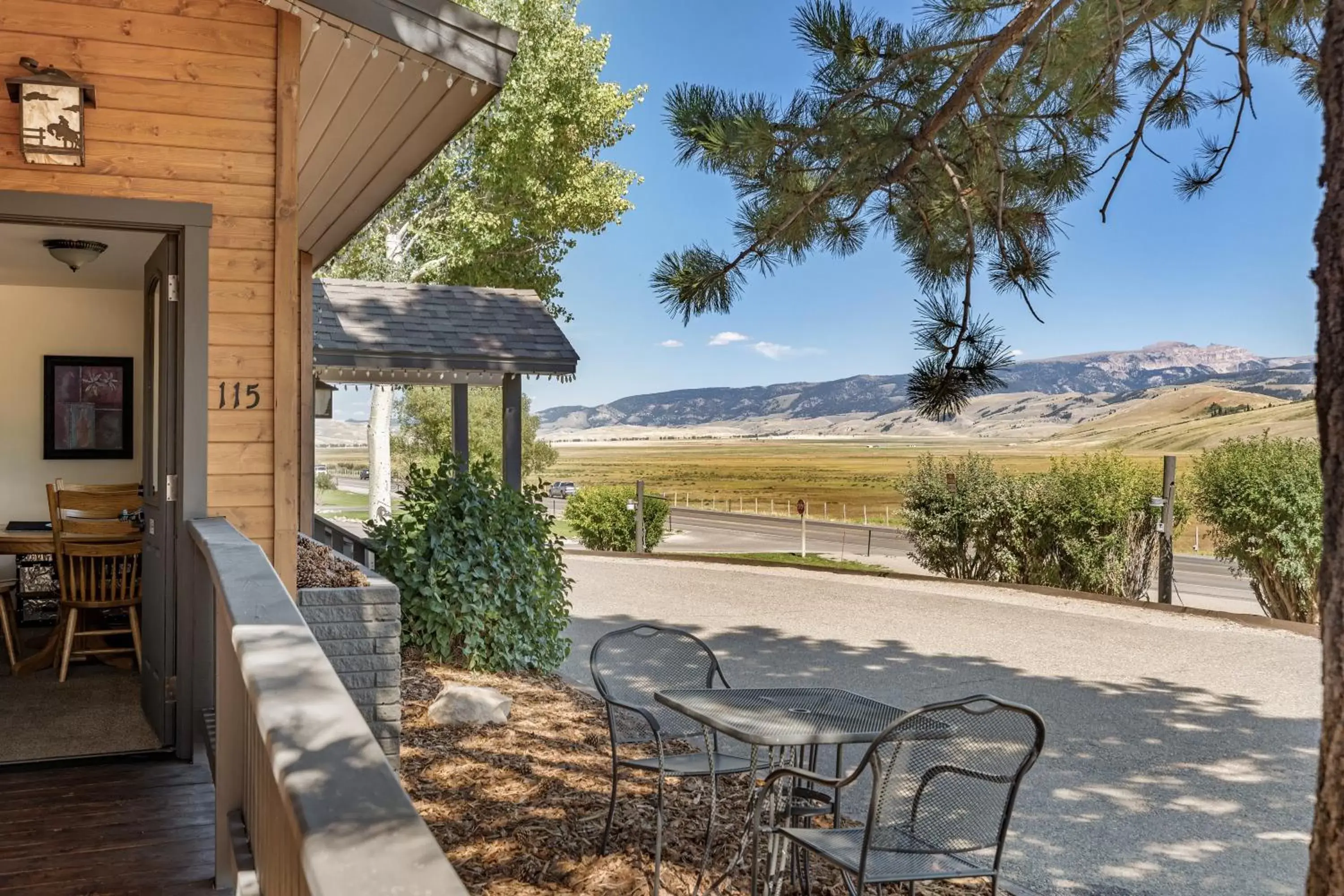 Facade/entrance in Elk Refuge Inn