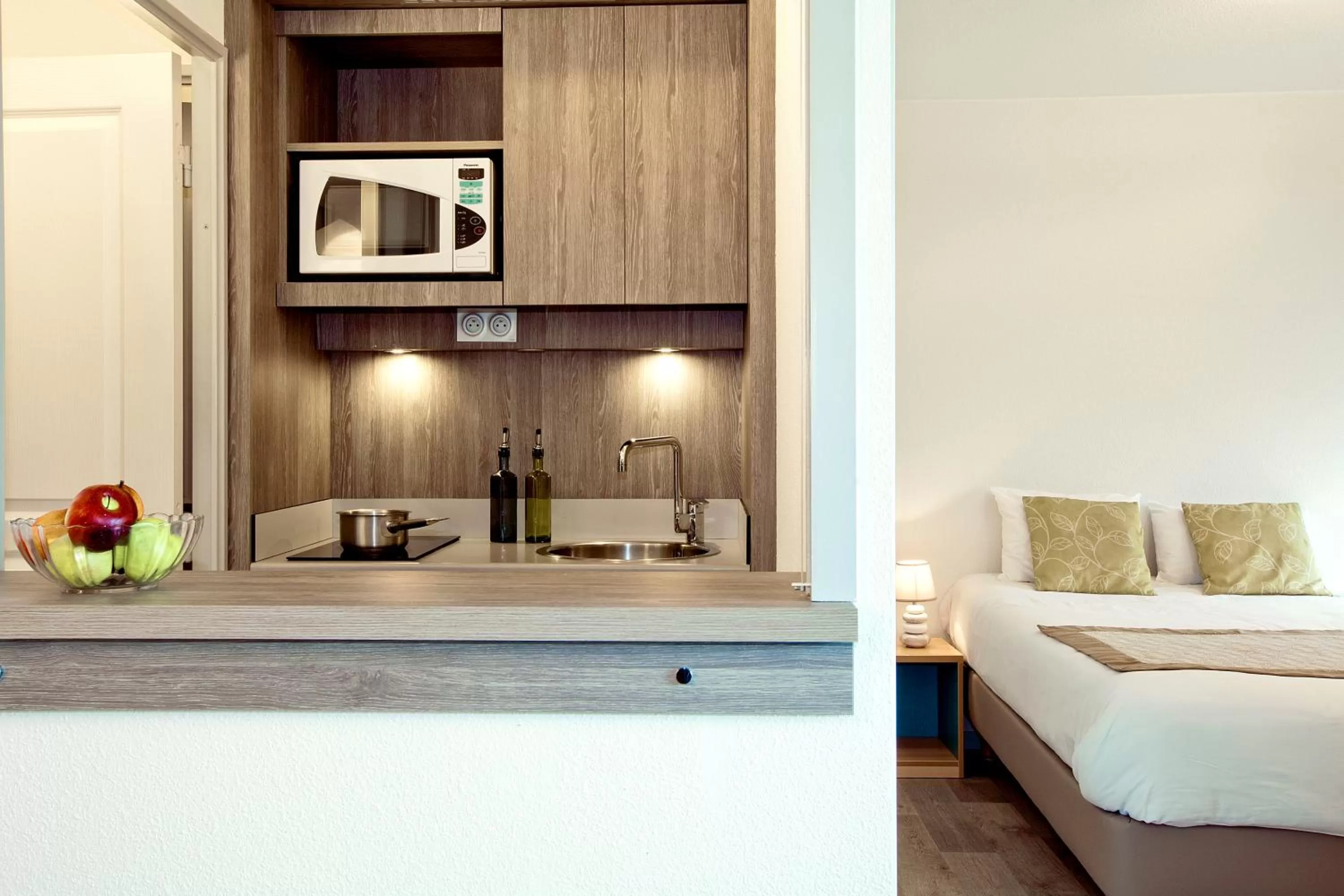 Kitchen or kitchenette, Bed in Séjours & Affaires Clermont Ferrand Park République