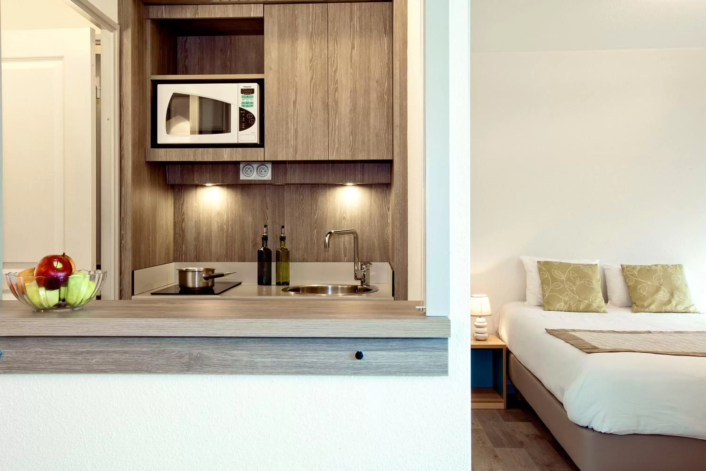 Kitchen or kitchenette, Bed in Séjours & Affaires Clermont Ferrand Park République Kitchen or kitchenette, Bed in Séjours & Affaires Clermont Ferrand Park République