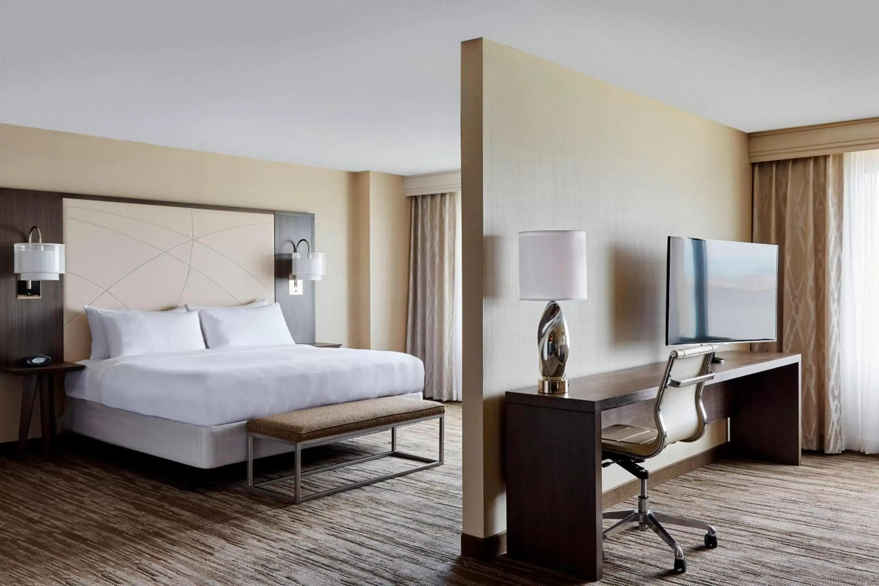 Photo of the whole room, Bed in San Francisco Airport Marriott Waterfront