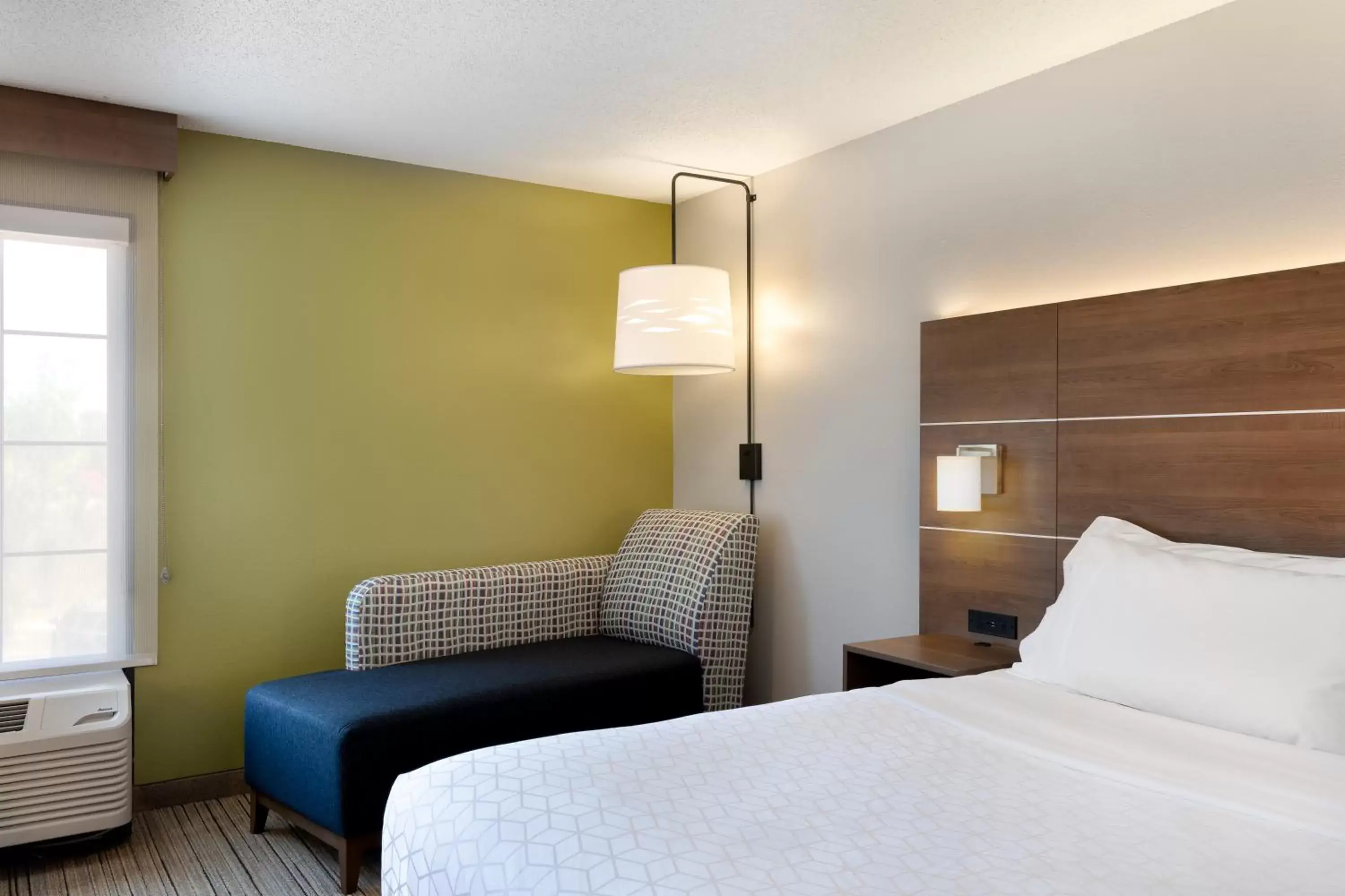 Bed in Holiday Inn Express & Suites Milton East I-10, an IHG Hotel