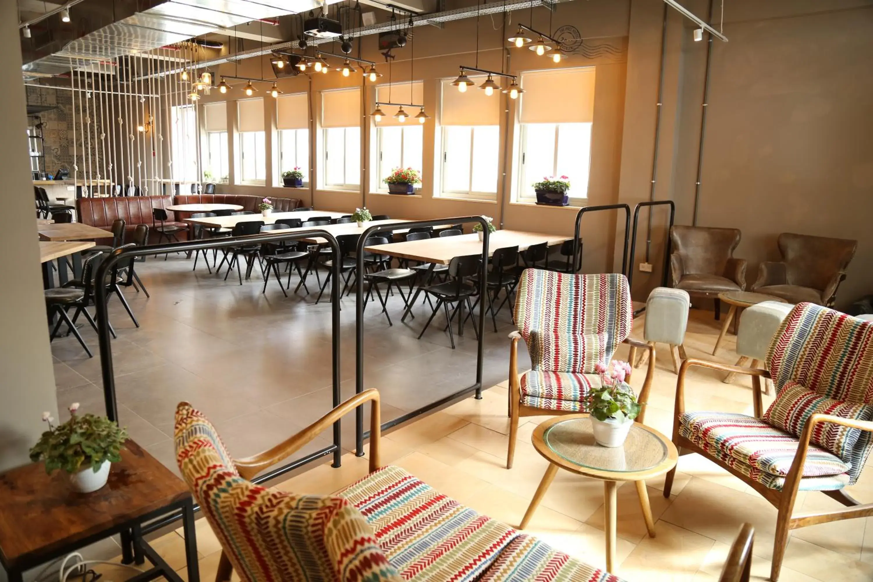 Seating area, Restaurant/Places to Eat in The Post Hostel