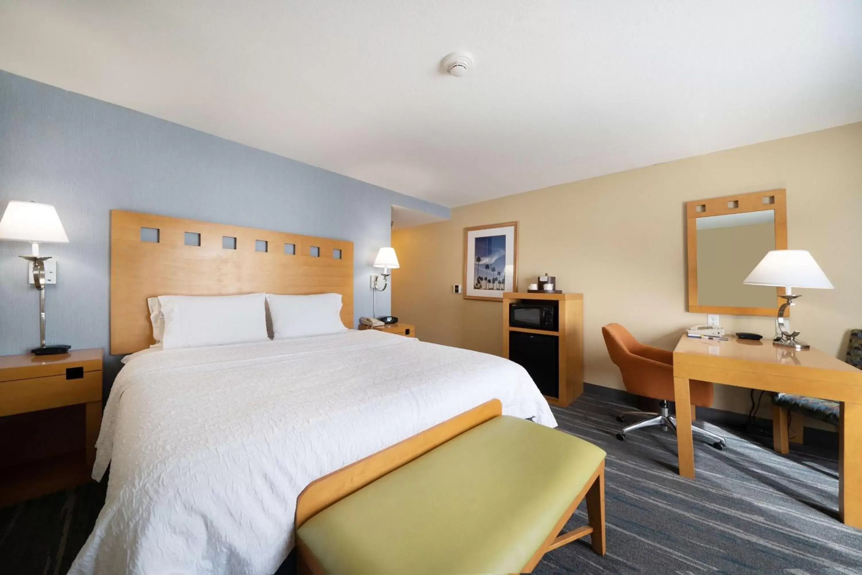 Bed in Hampton Inn & Suites Madera