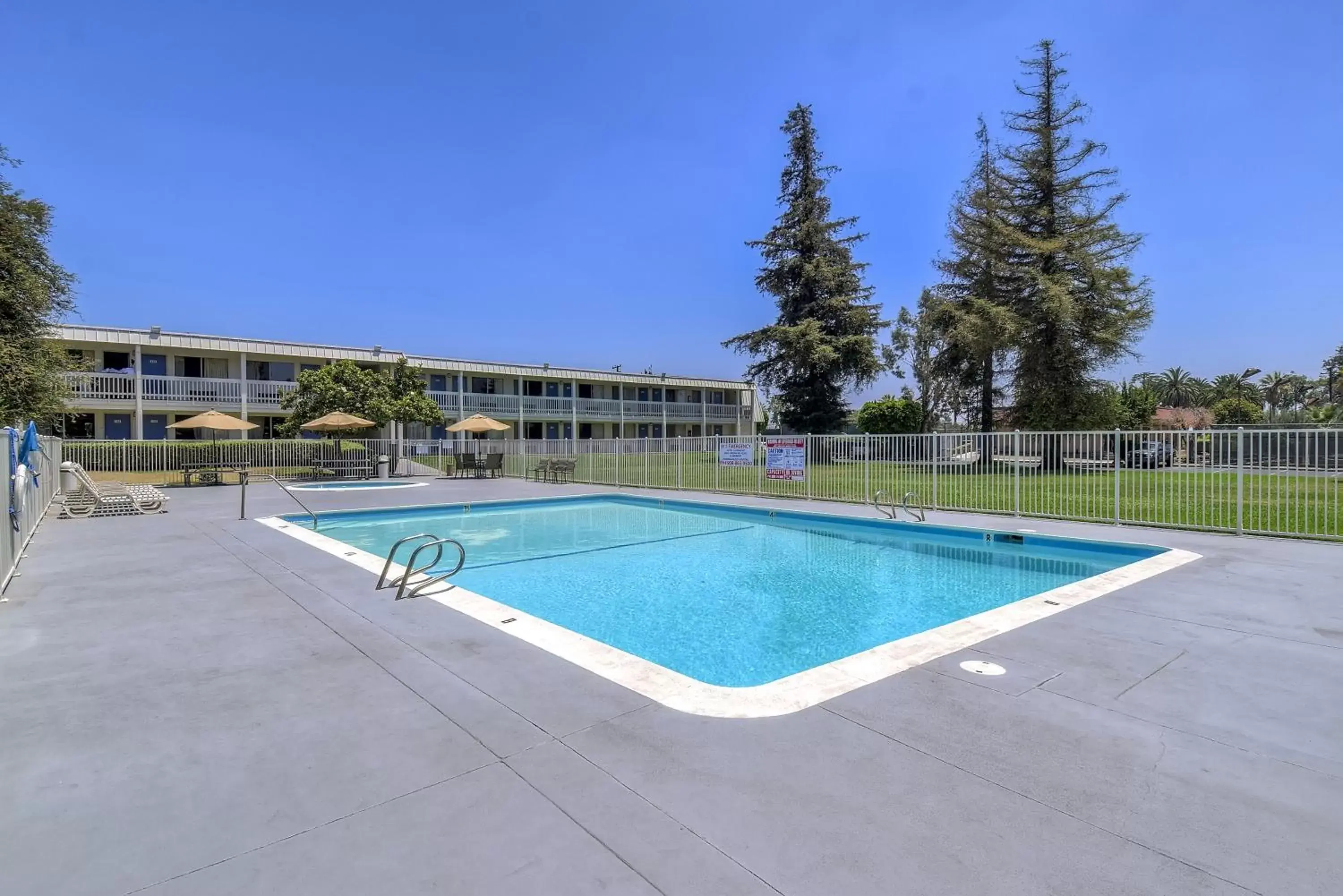 Day, Swimming Pool in Motel 6-Claremont, CA