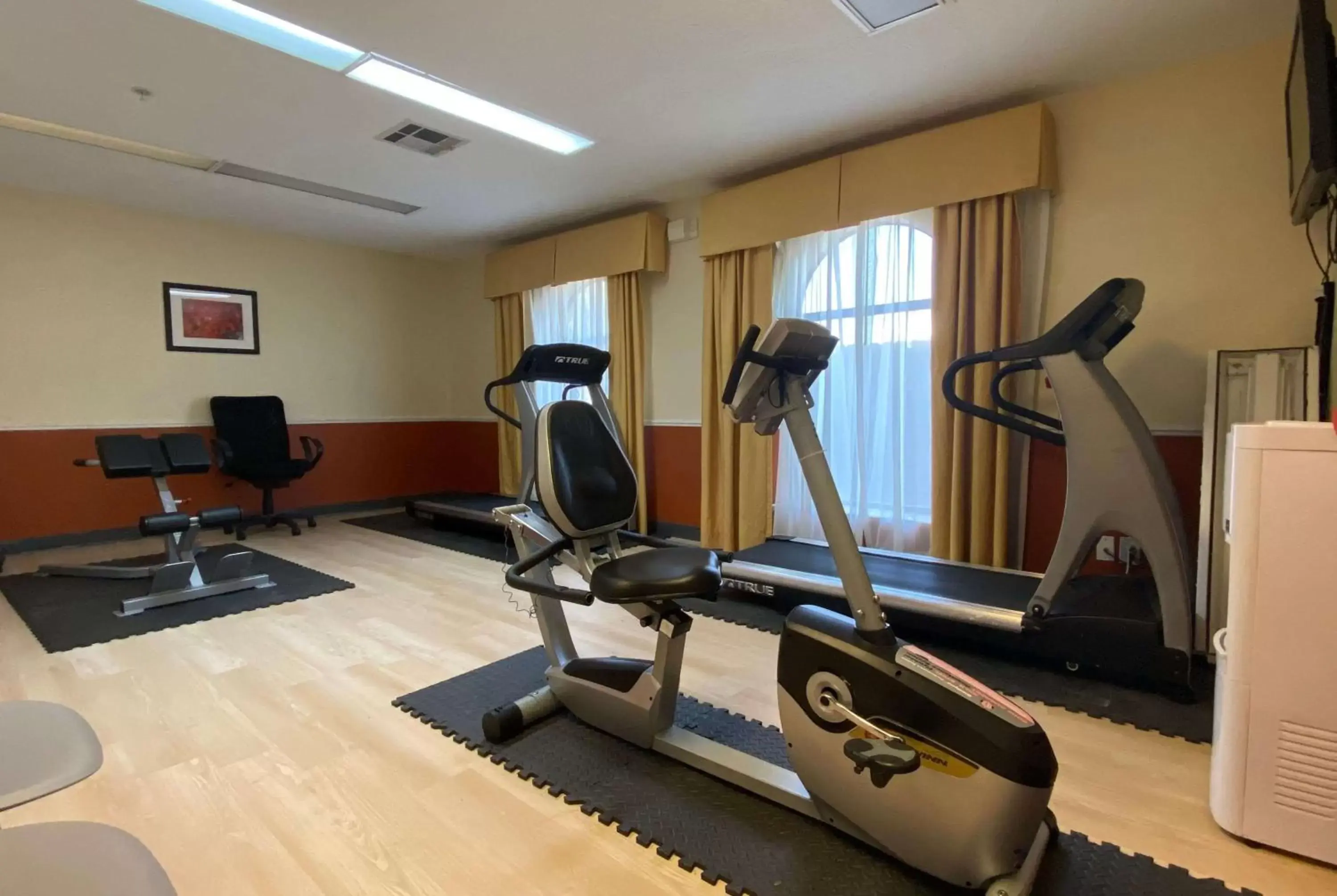 Fitness centre/facilities, Fitness Center/Facilities in Days Inn & Suites by Wyndham Winnie