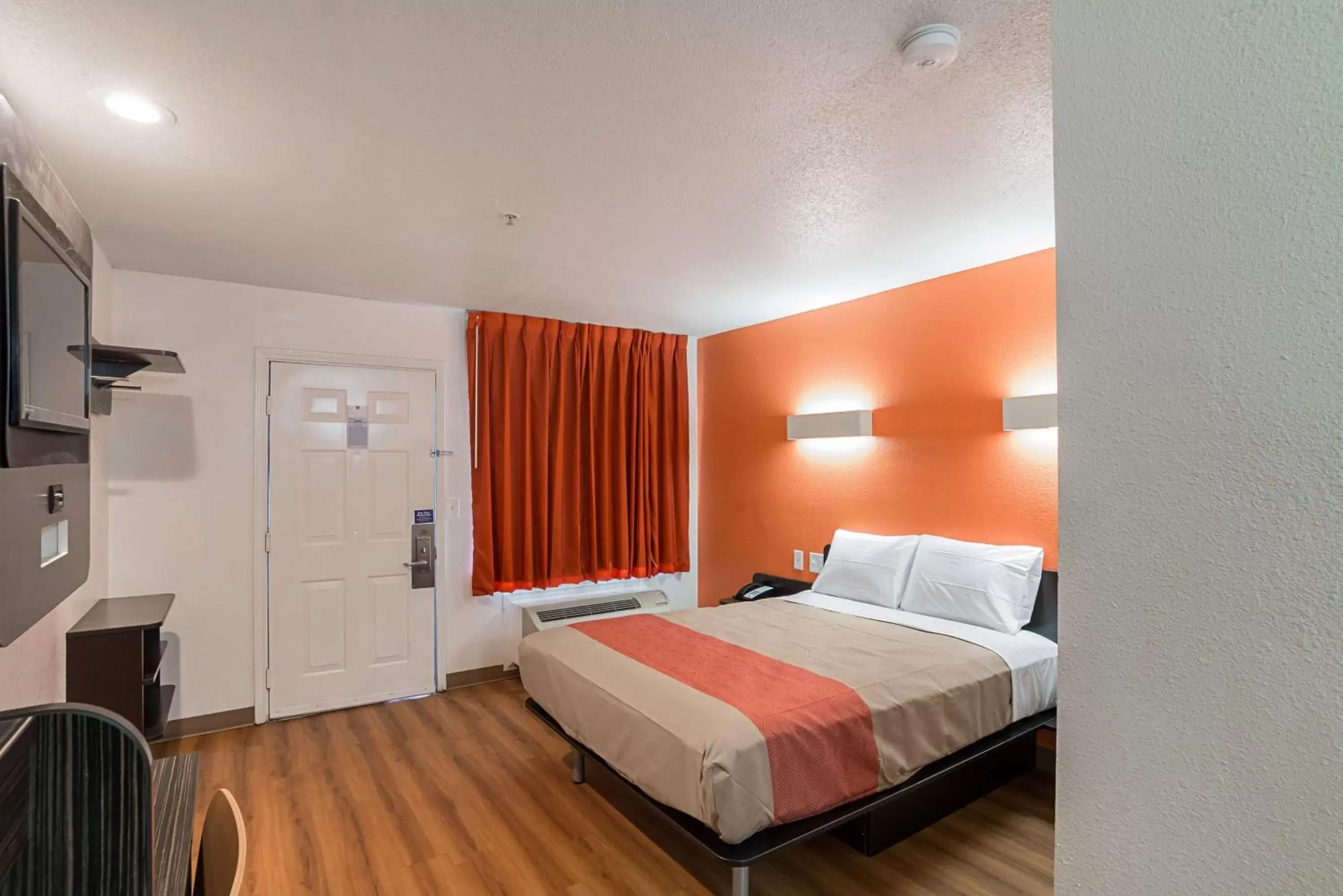 TV and multimedia, Bed in Motel 6-Grand Prairie, TX - Near Six Flags Drive