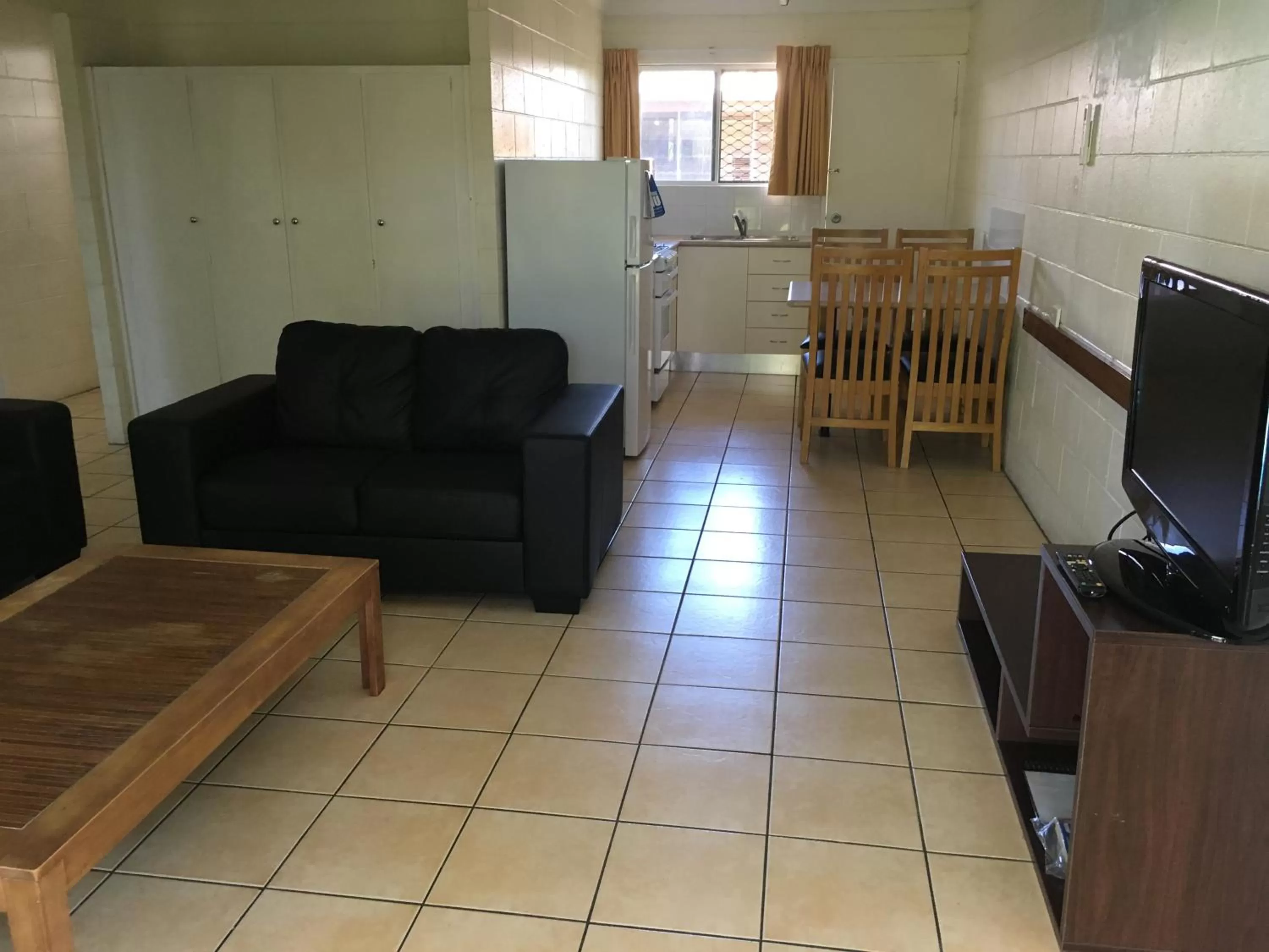 Living room, Bed in Oasis Inn Apartments