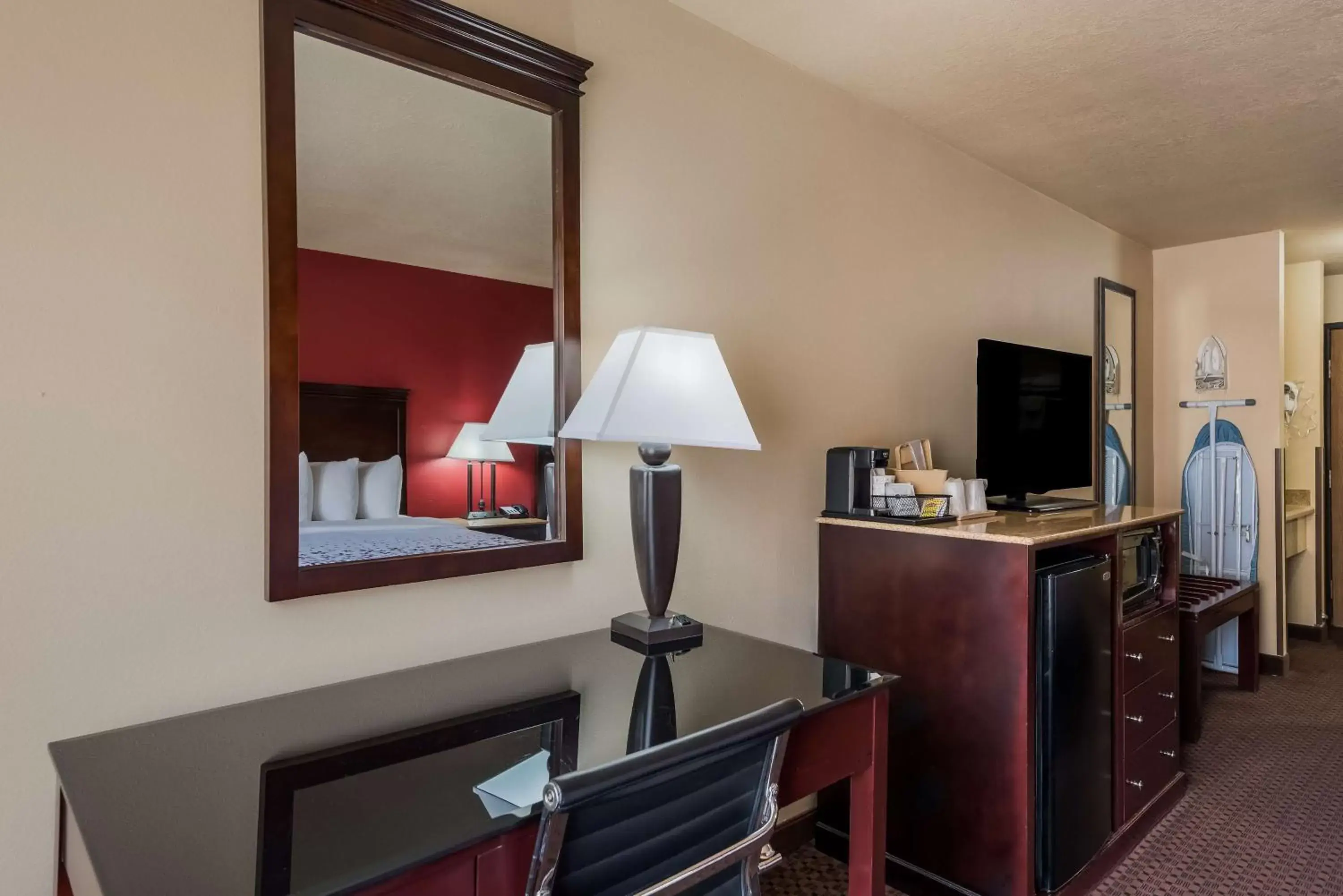 Bedroom, TV/Entertainment Center in SureStay Plus Hotel by Best Western Silver City