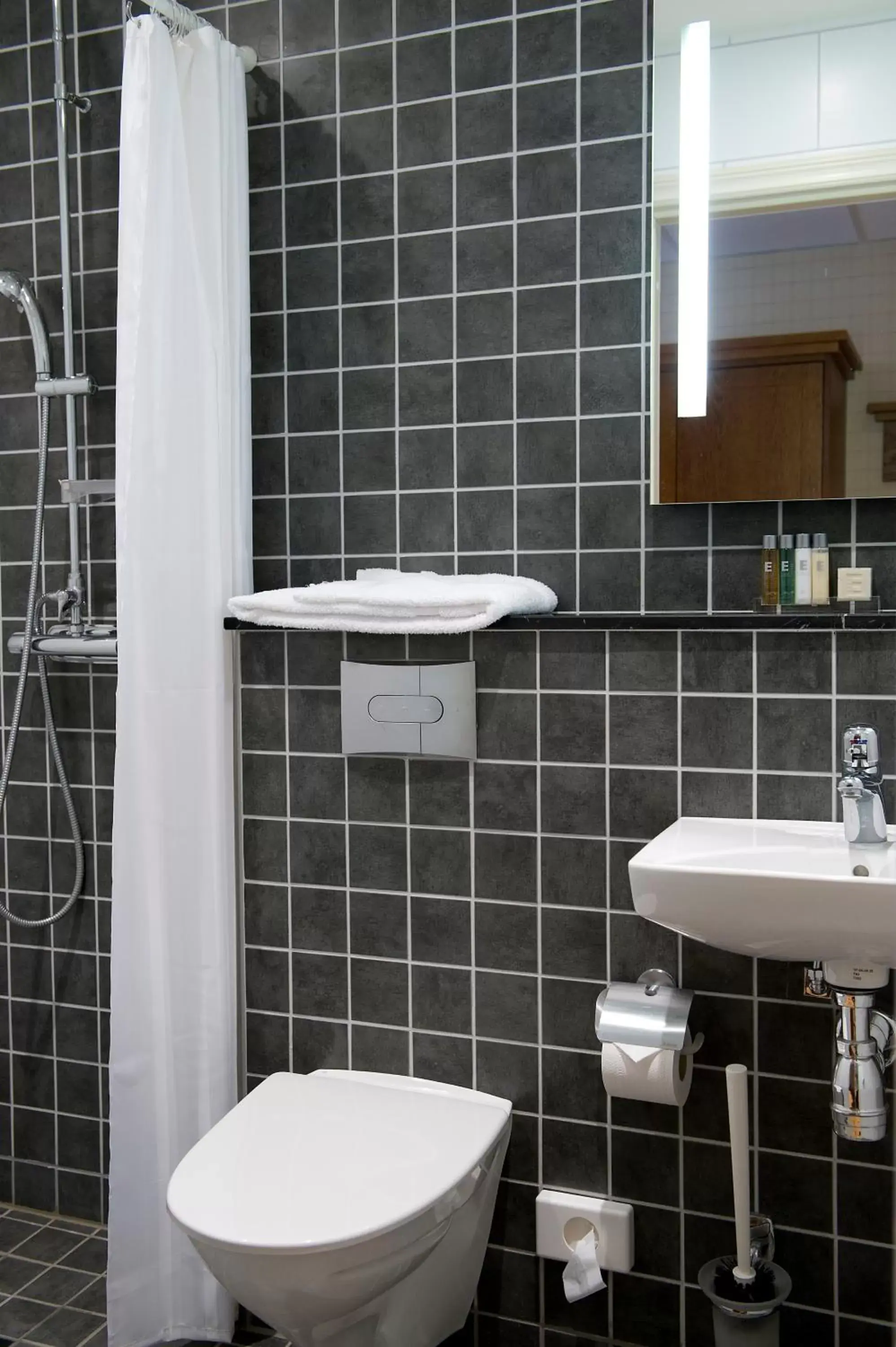 Bathroom in Hotel Bishops Arms Köping