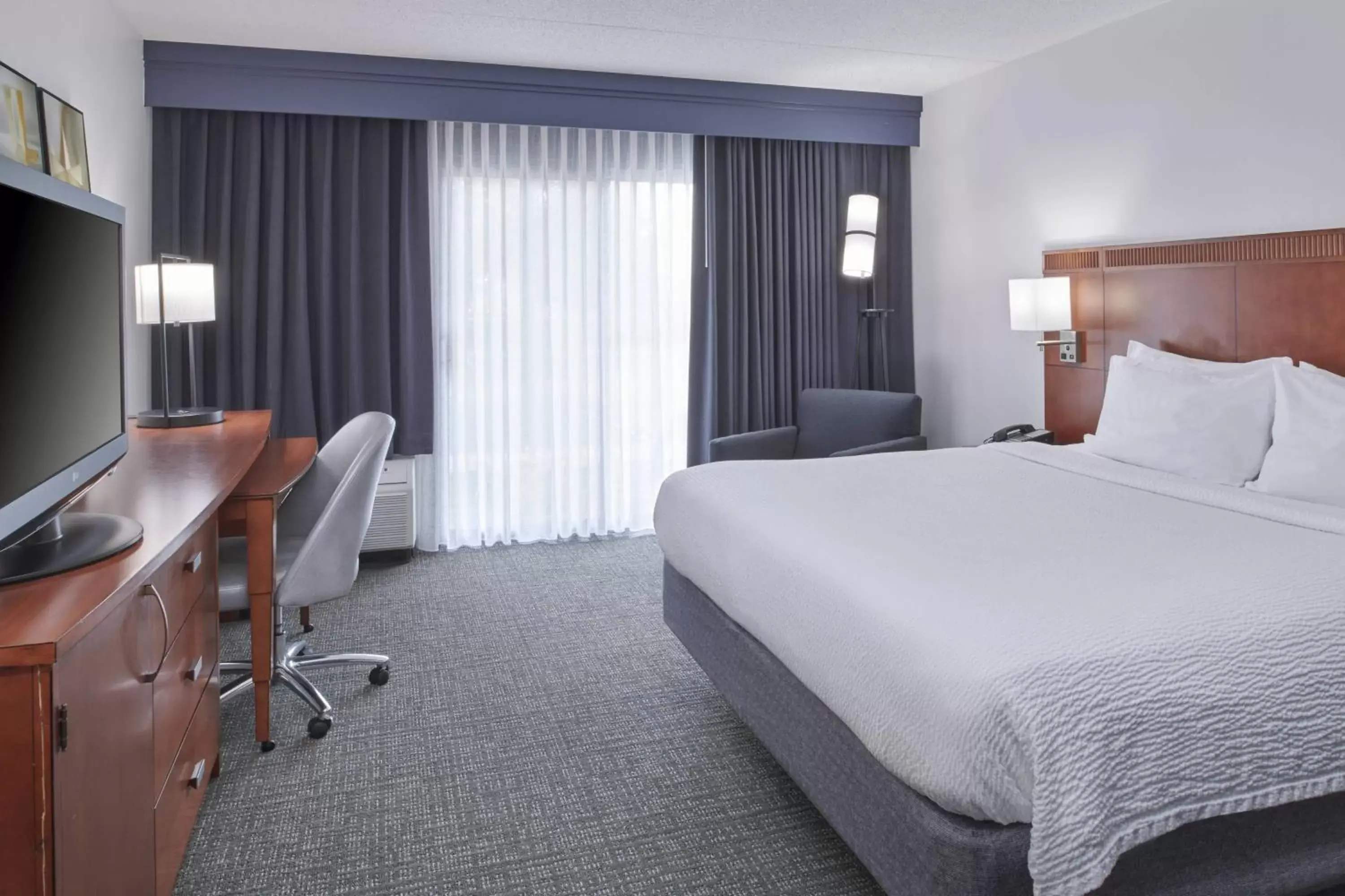 Photo of the whole room, Bed in Courtyard by Marriott Detroit Troy