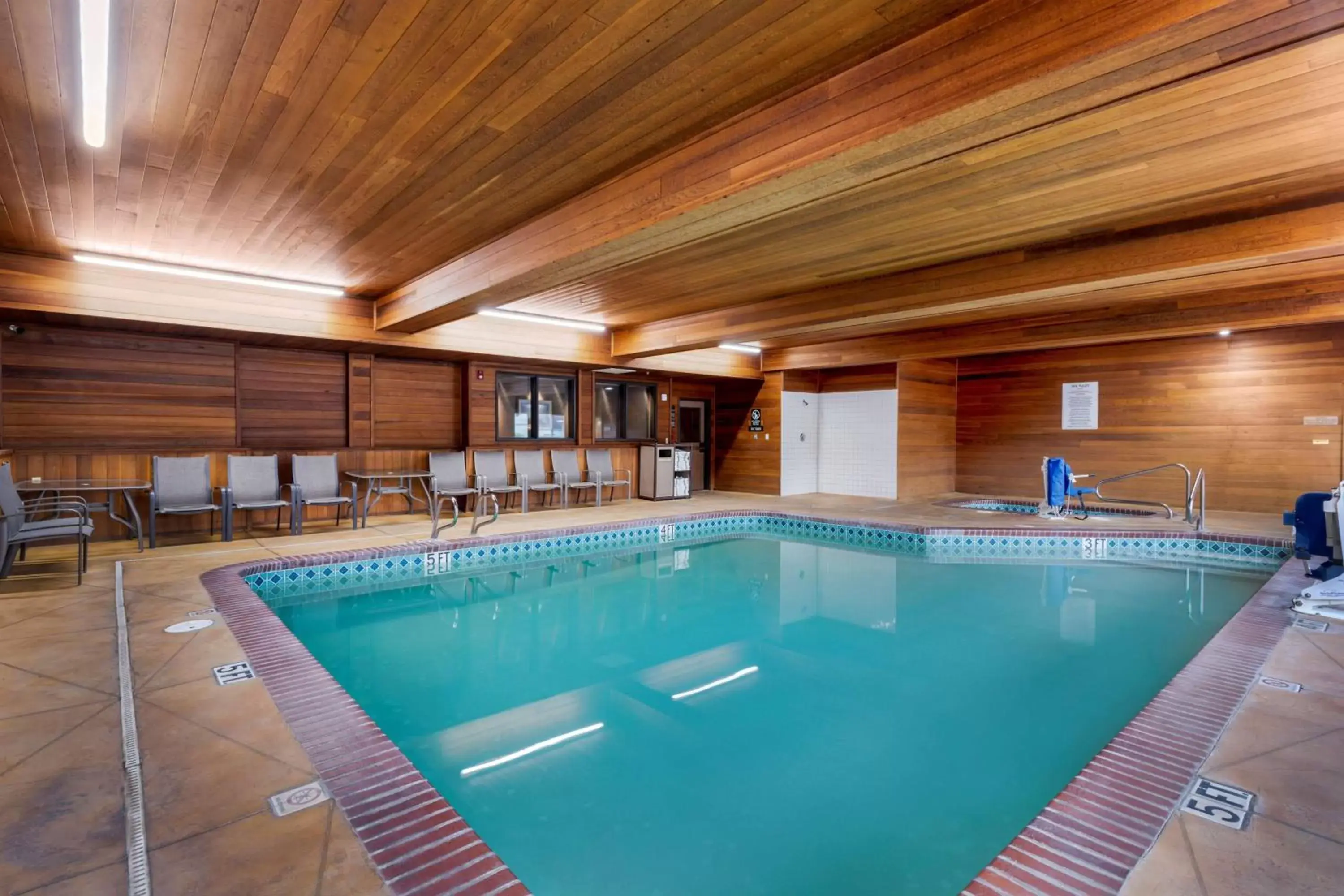 Pool view, Swimming Pool in Best Western Cascade Inn & Suites