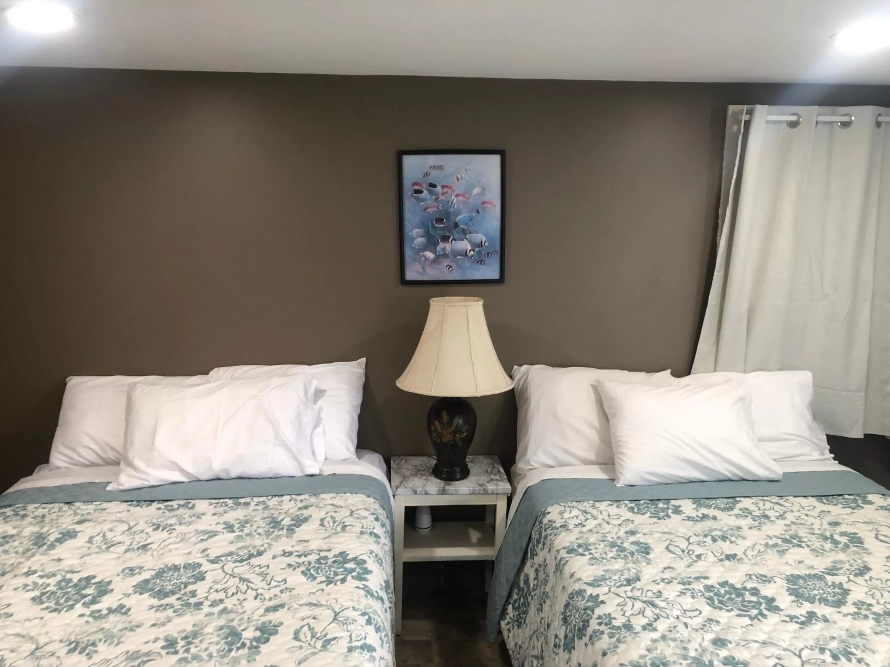 Bed in Herring Run Motel and Tiny Cabins