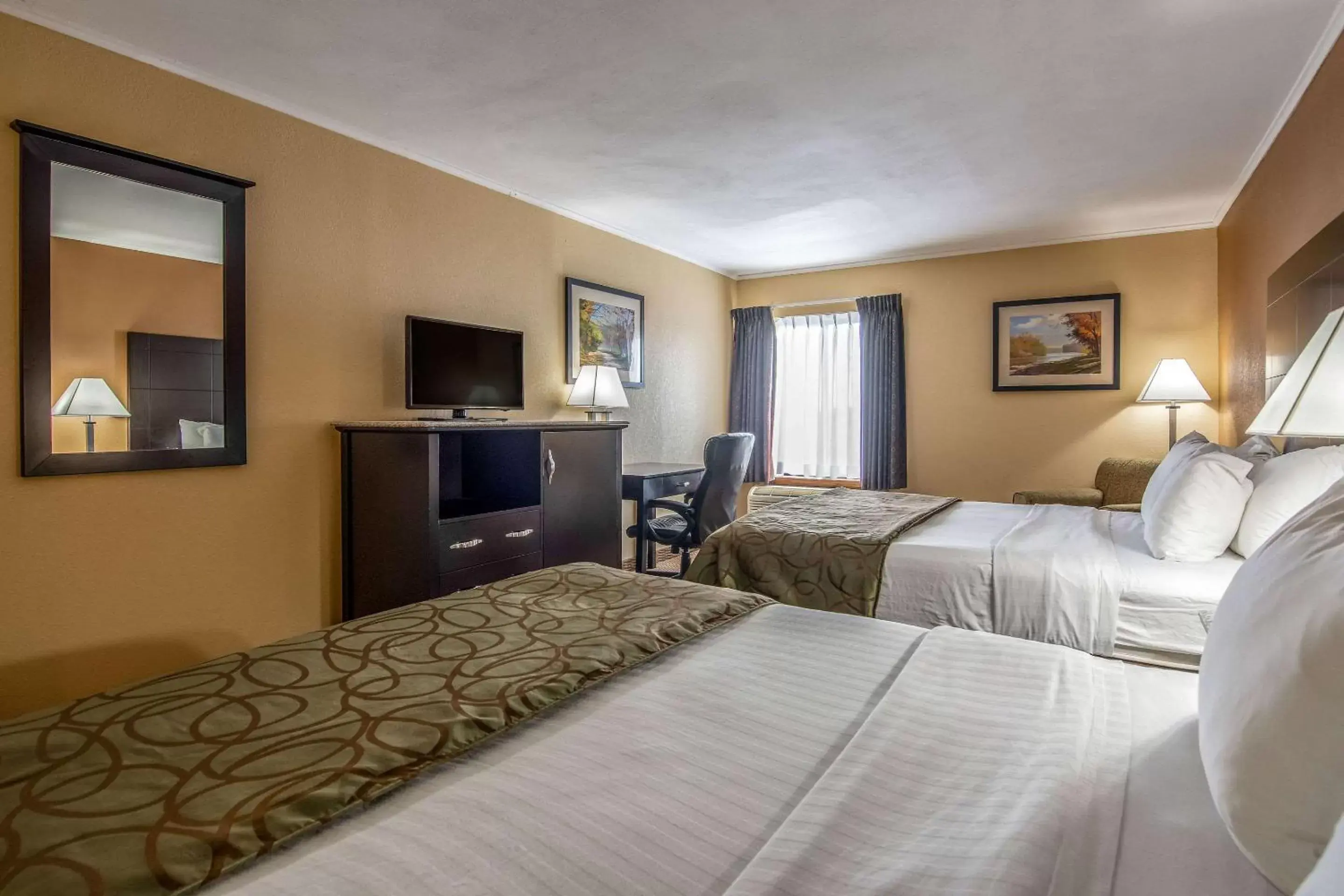 Photo of the whole room, Bed in Quality Inn Tully I-81