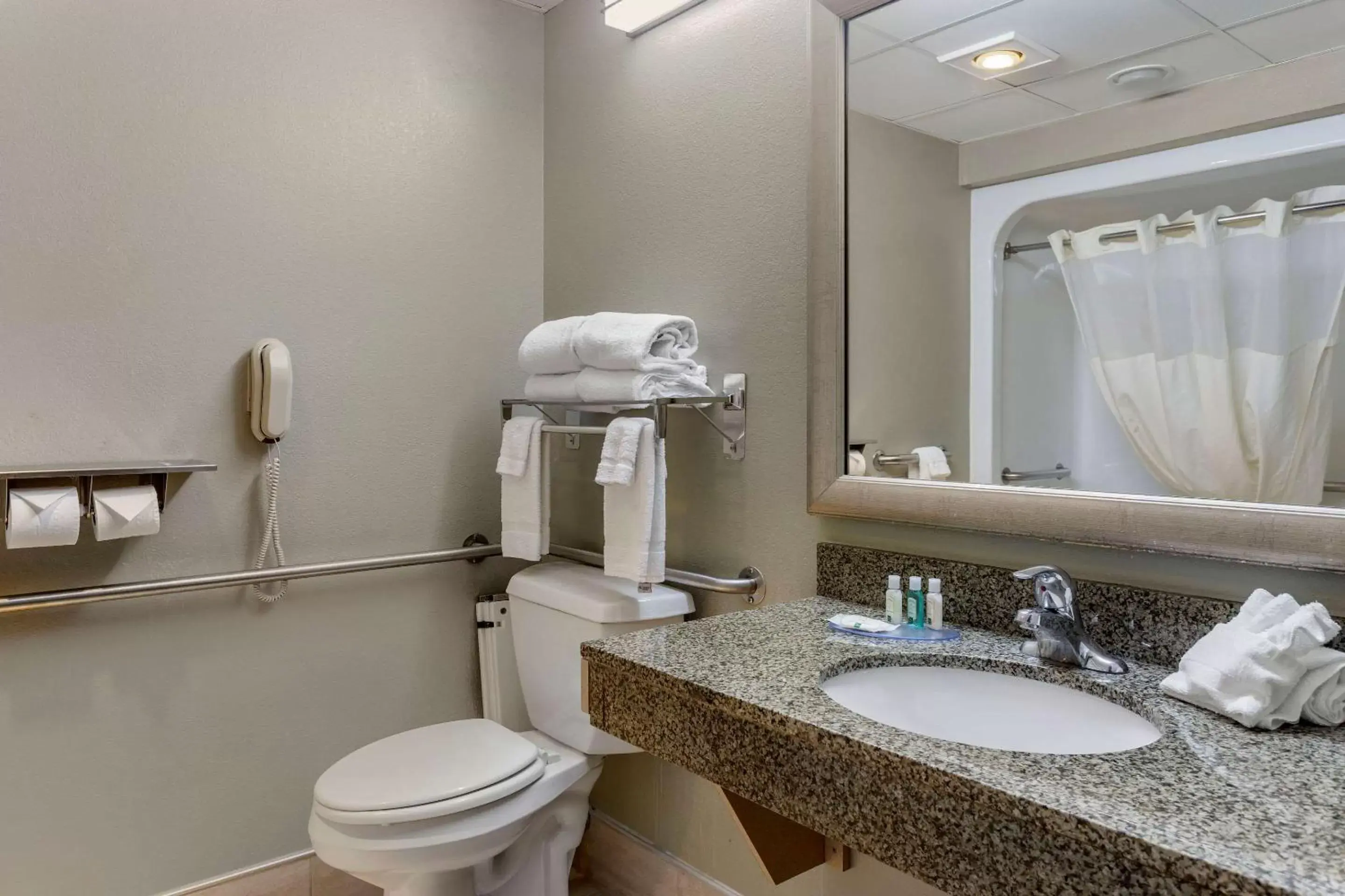 Bathroom in Quality Inn St. Robert - Ft. Leonard Wood