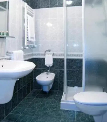 Bathroom in Hotel Altieri Bathroom in Hotel Altieri