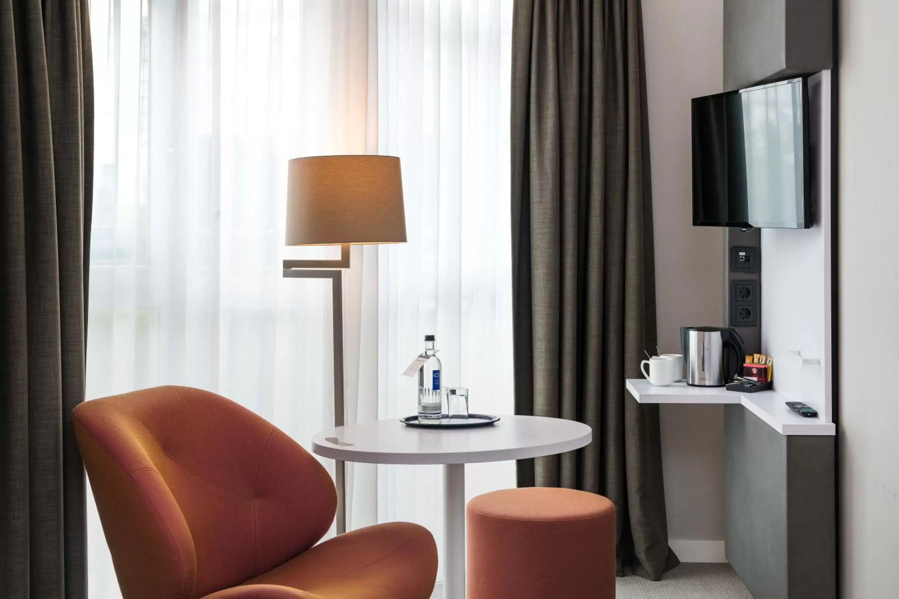 Coffee/tea facilities, TV/Entertainment Center in Mercure Hotel München-Schwabing