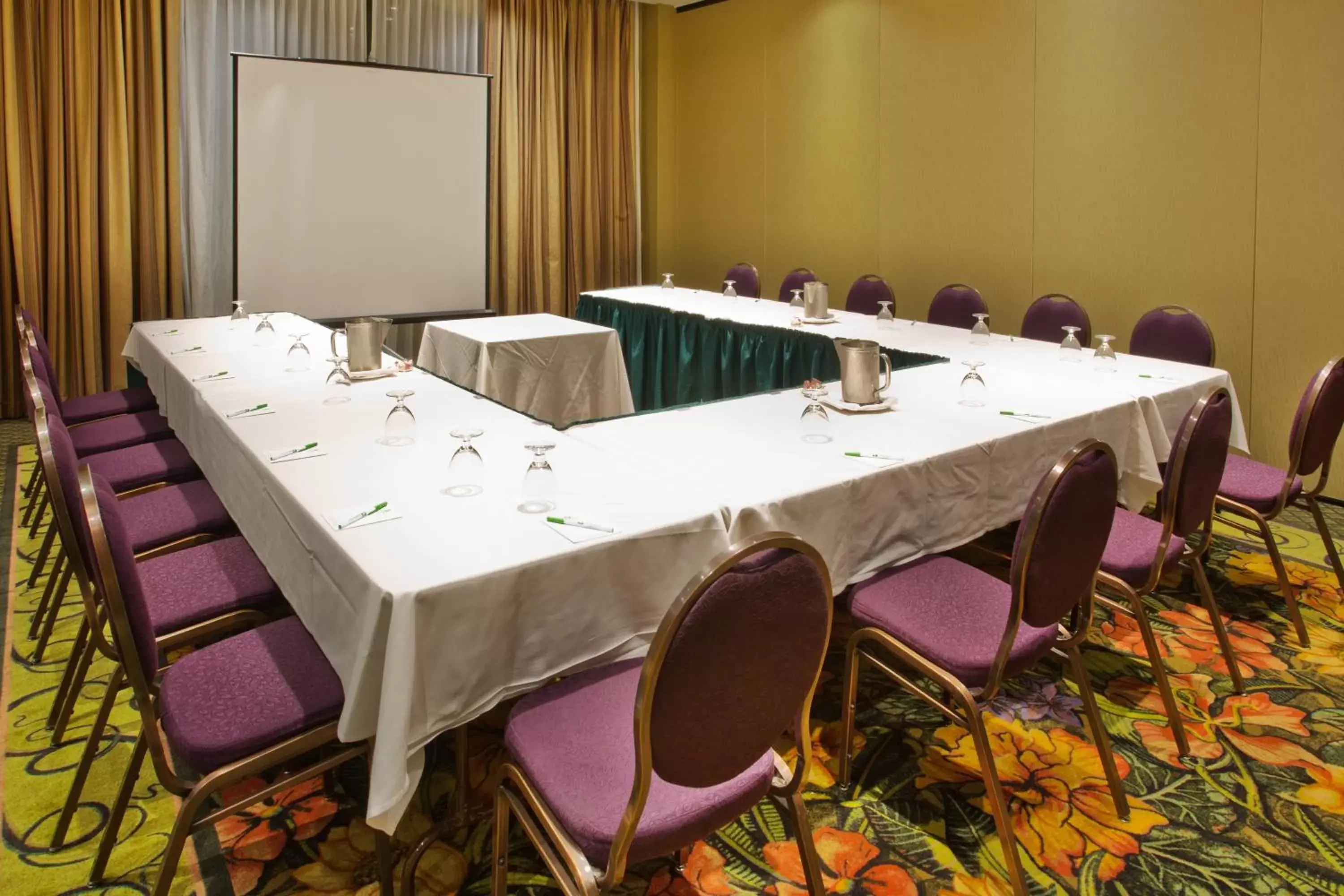 Meeting/conference room in Holiday Inn & Suites North Vancouver, an IHG Hotel