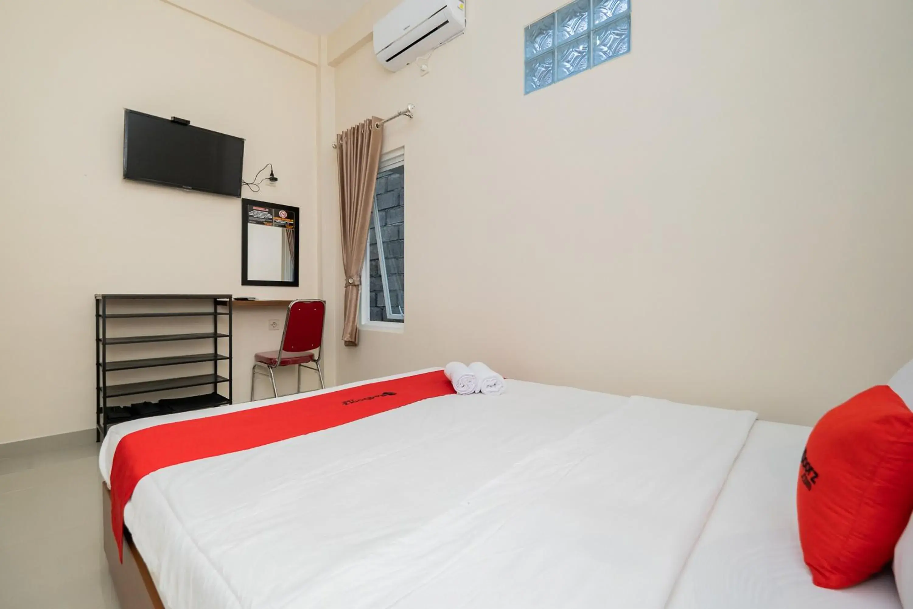 Bed in RedDoorz Syariah near Batu Night Spectacular Bed in RedDoorz Syariah near Batu Night Spectacular