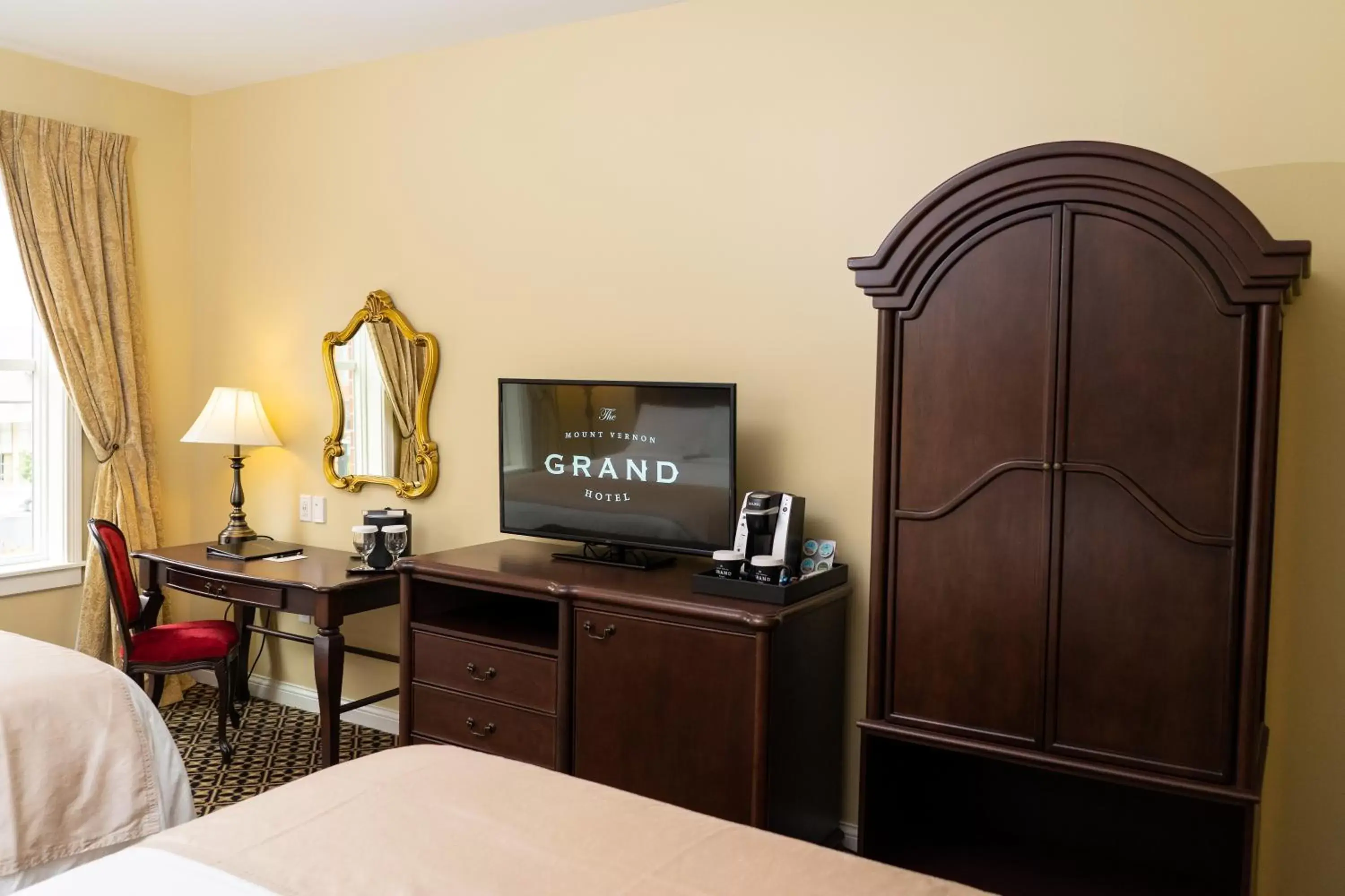 hair dresser, TV/Entertainment Center in The Mount Vernon Grand Hotel