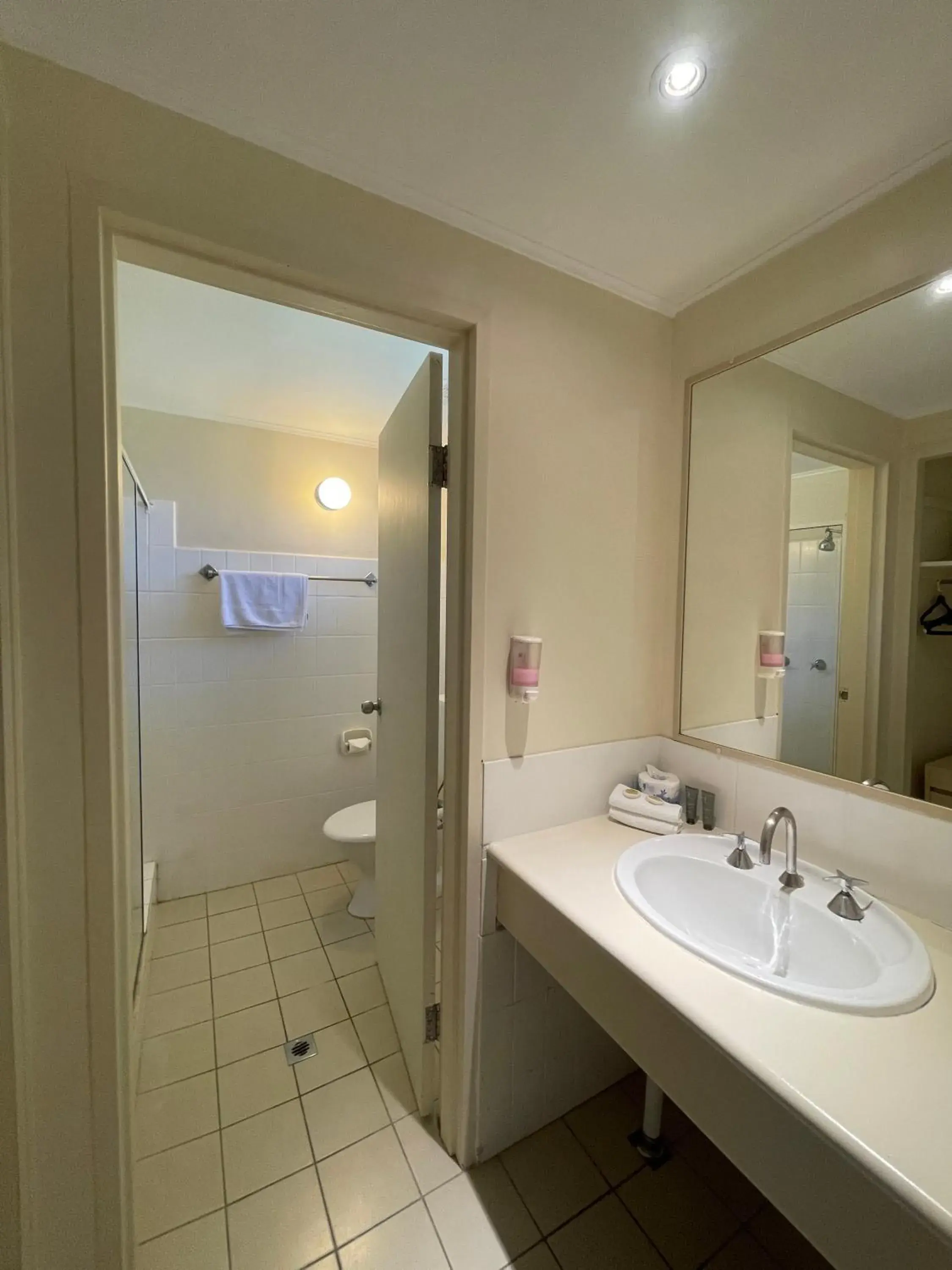 Shower, Bathroom in El Lago Waters Motel