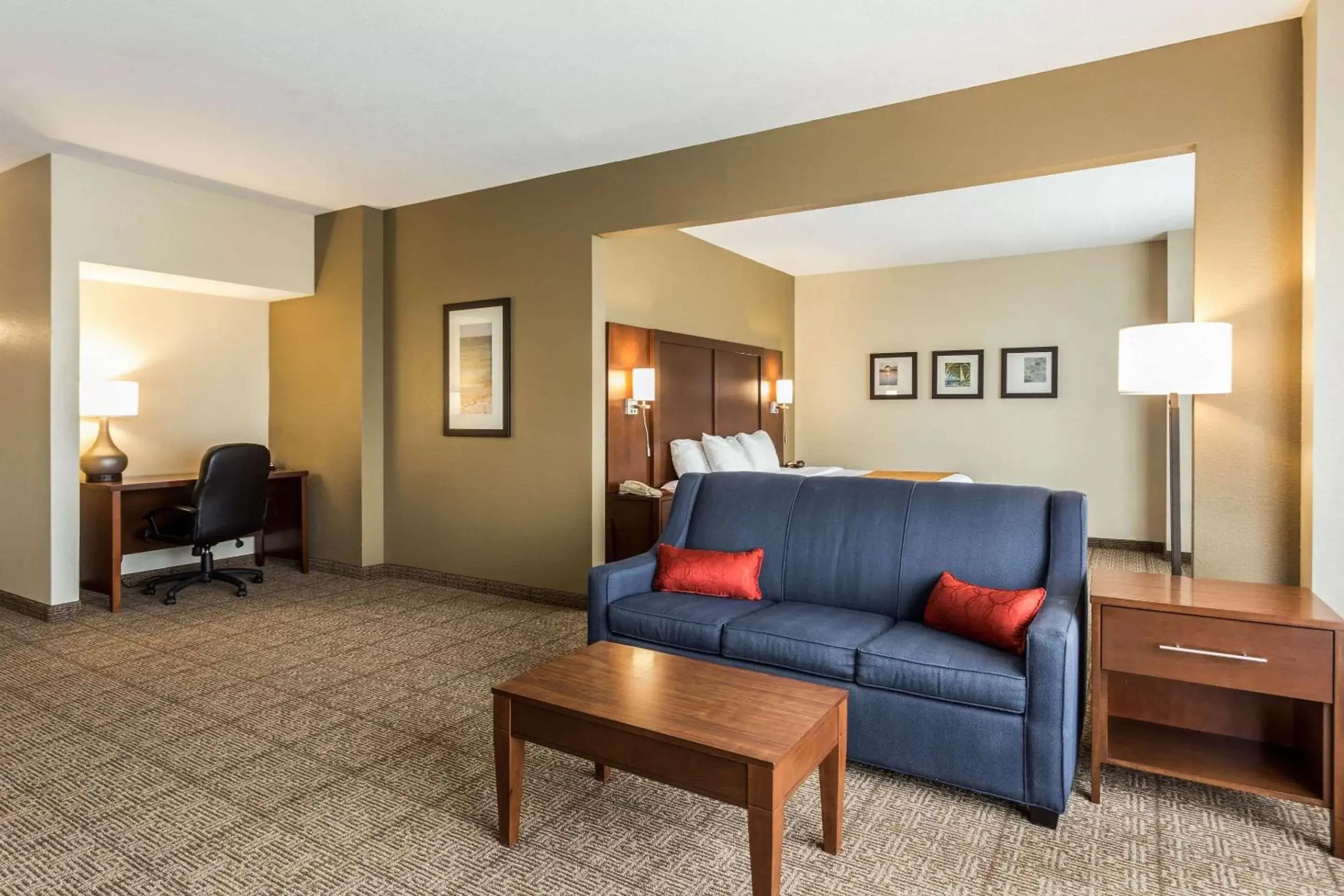 Photo of the whole room, Seating Area in Comfort Suites At the University