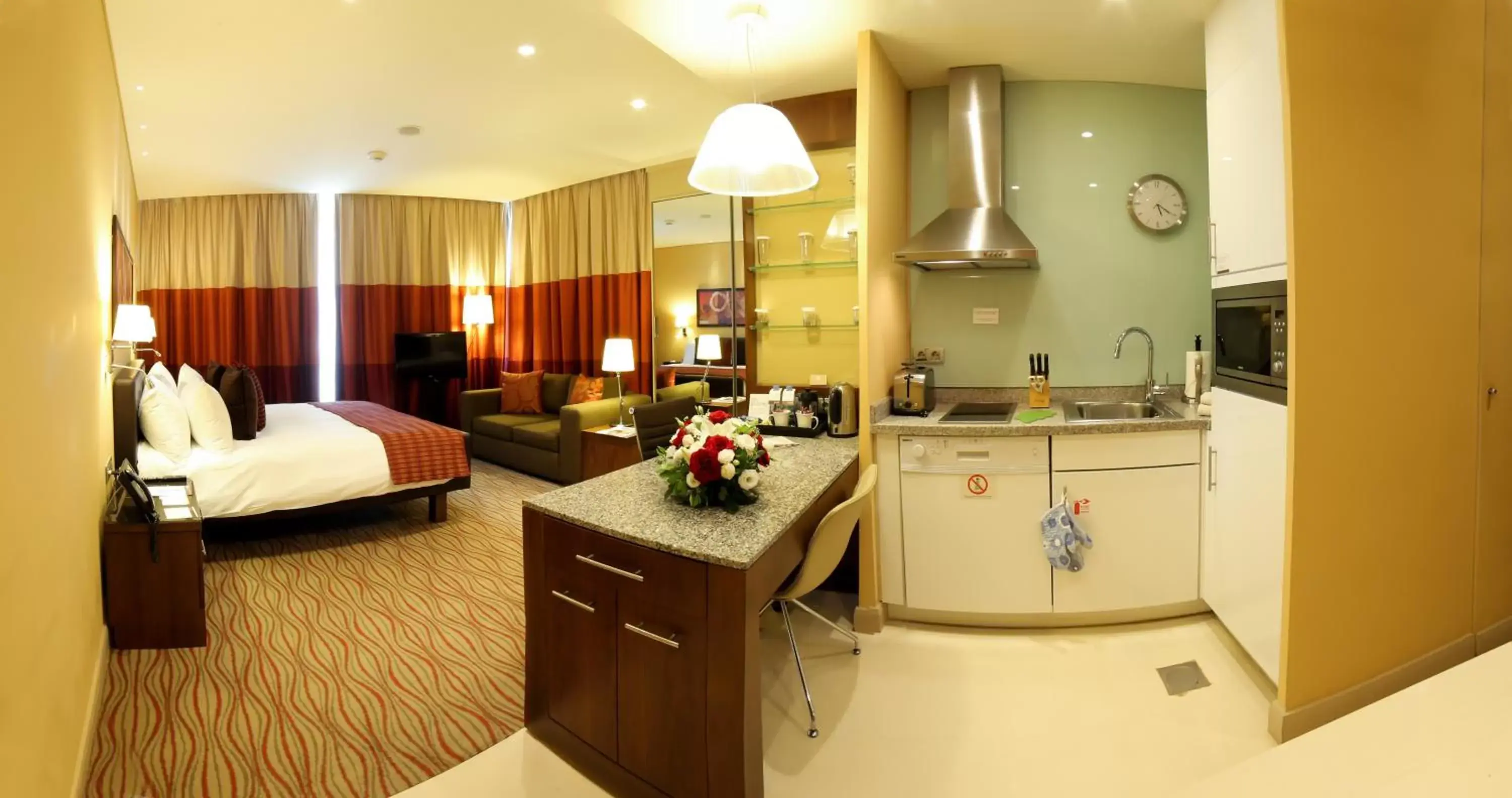 Bedroom, Kitchen/Kitchenette in Staybridge Suites Hotel, an IHG Hotel