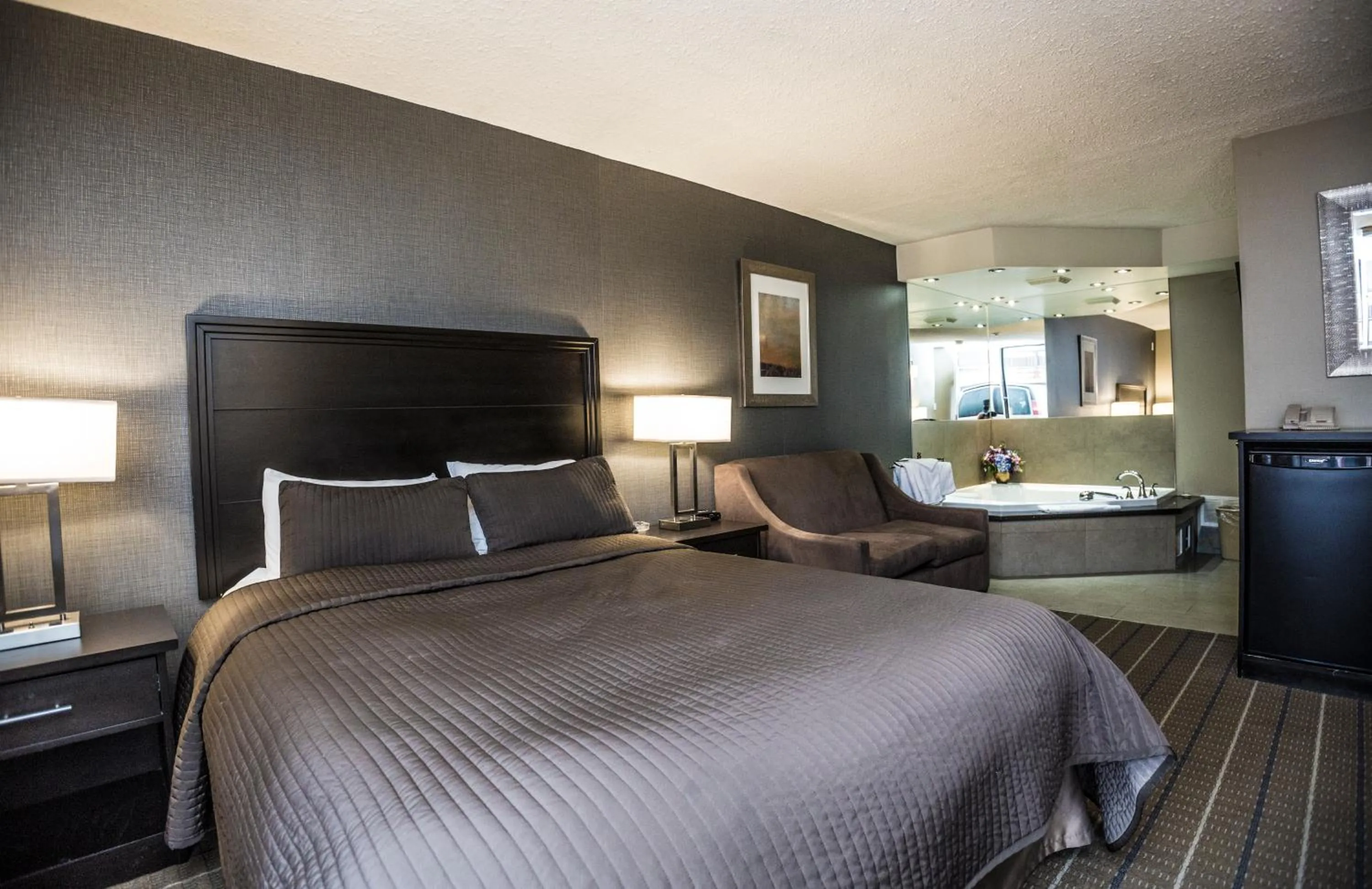 Photo of the whole room, Bed in Mississauga Gate Inn