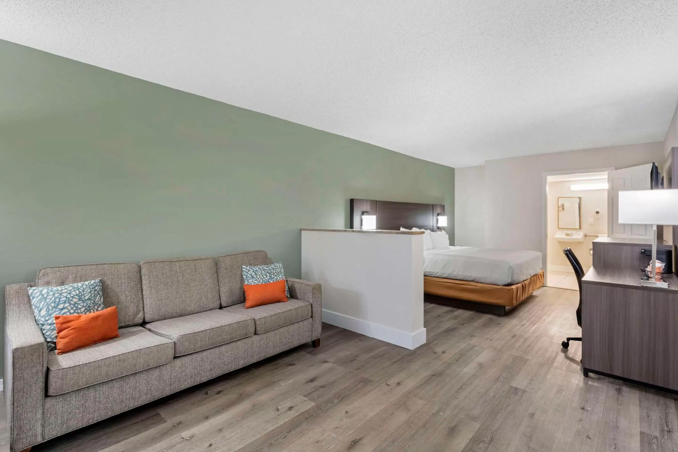 Bedroom, Bed in Quality Inn & Suites Orlando East - UCF Area