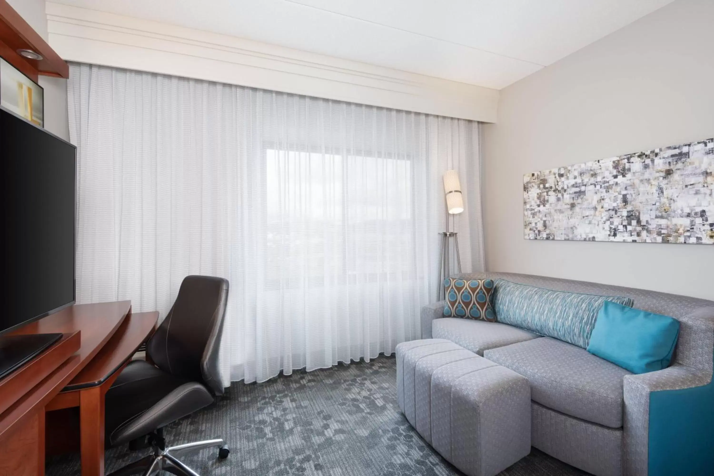 Photo of the whole room, Seating Area in Courtyard by Marriott Pittsburgh Washington Meadow Lands