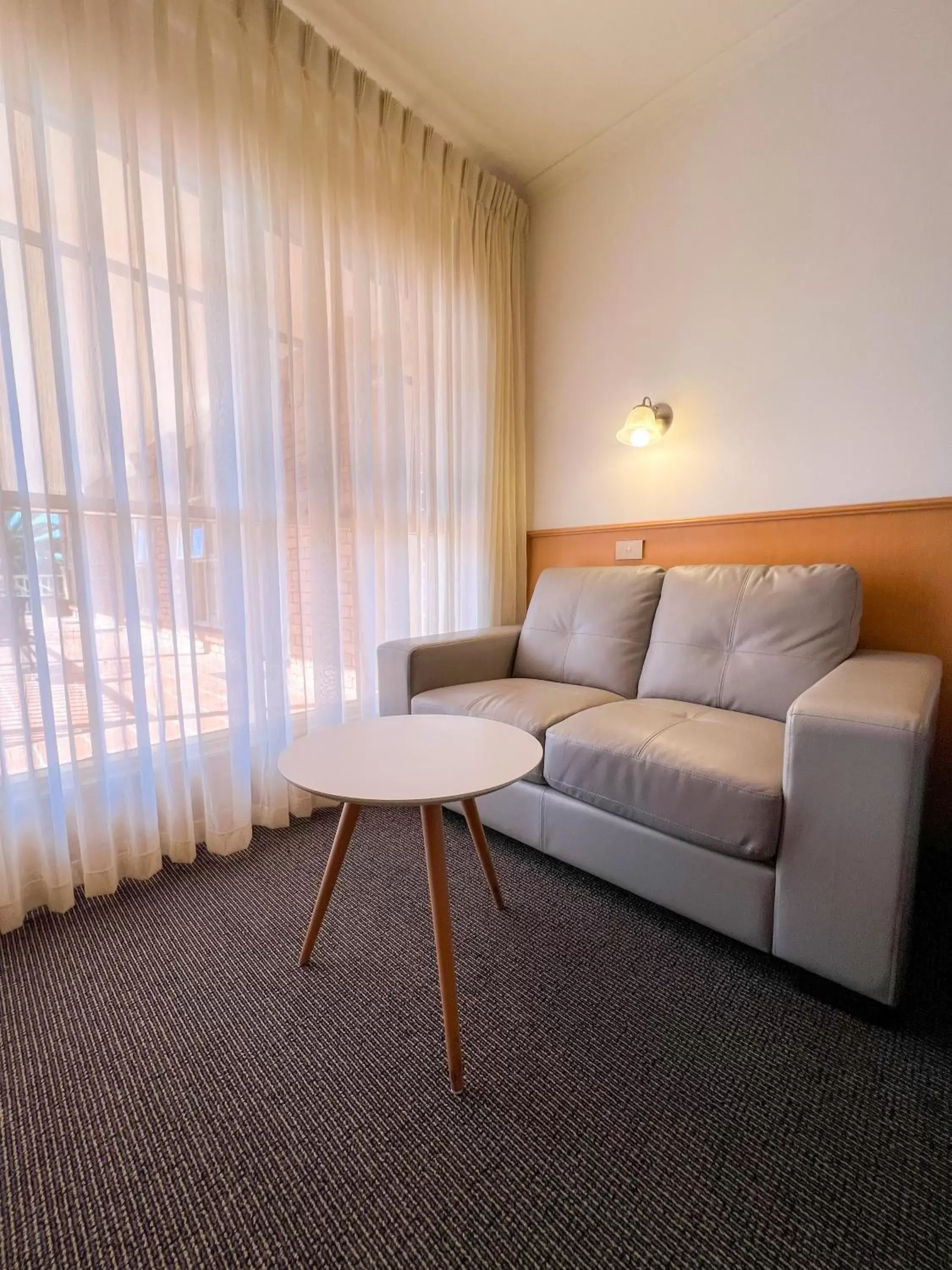 Seating Area in Summerhill Motor Inn