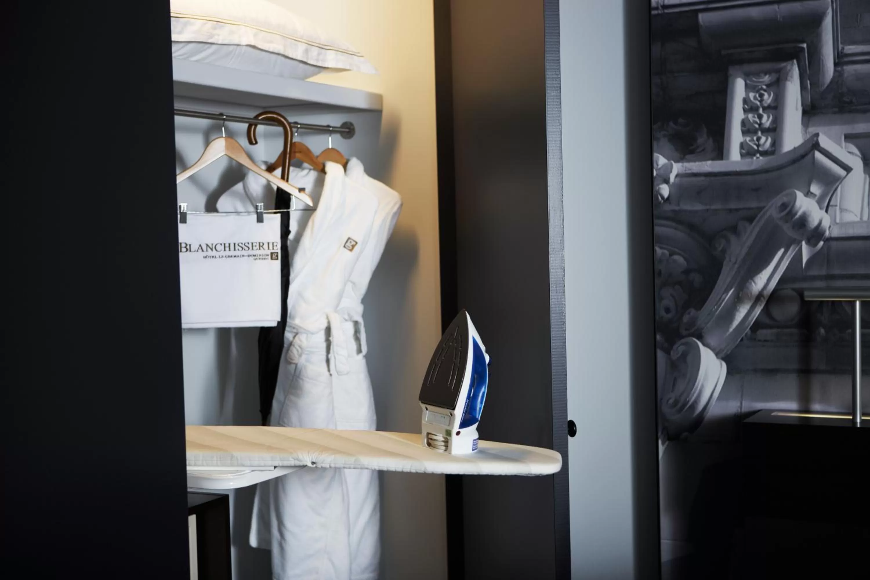 Bedroom in Hôtel Le Germain Québec