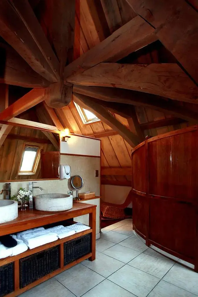 Bathroom in Manoir des Indes, The Originals Relais (Relais du Silence)