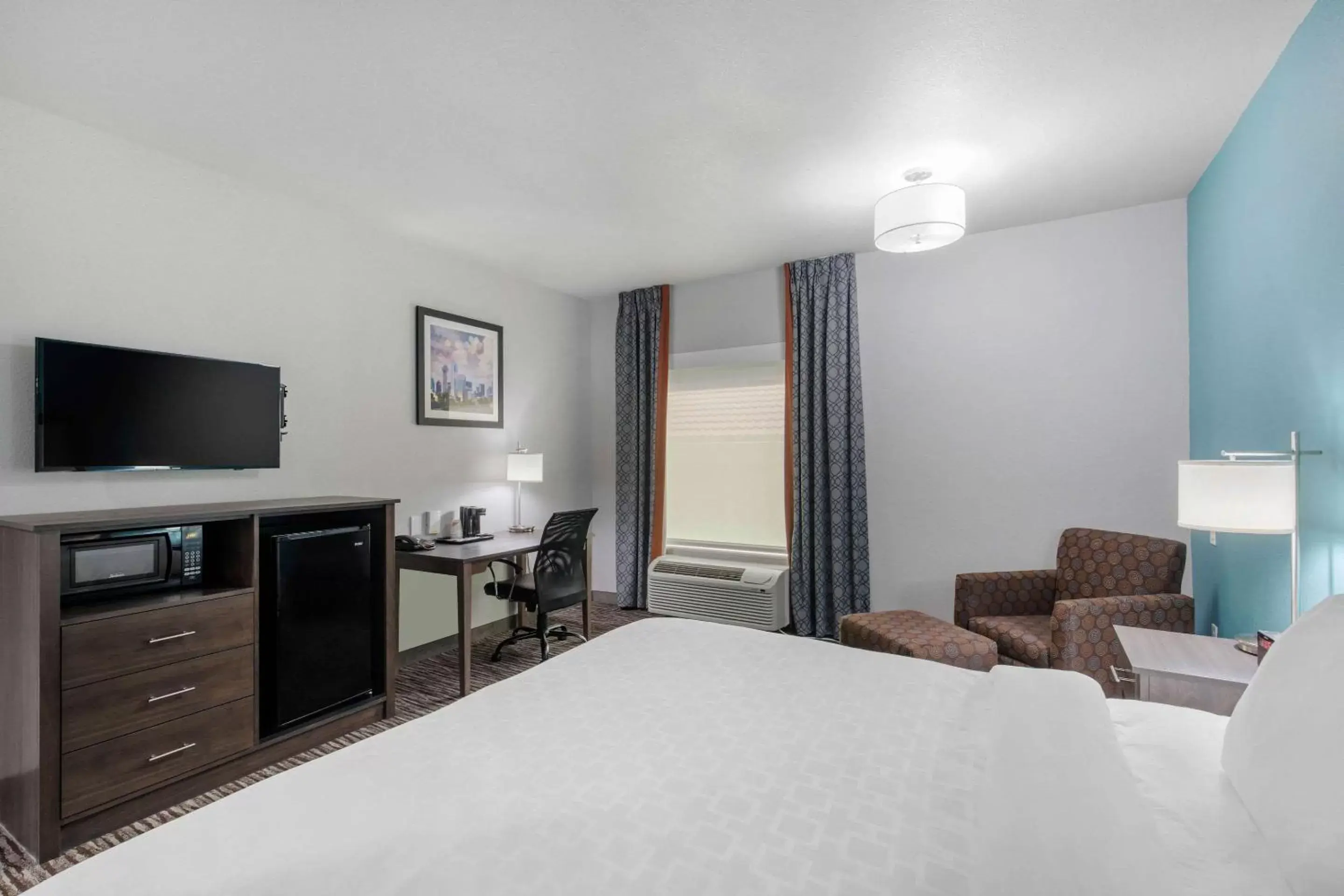 Photo of the whole room, Bed in Clarion Inn & Suites DFW North