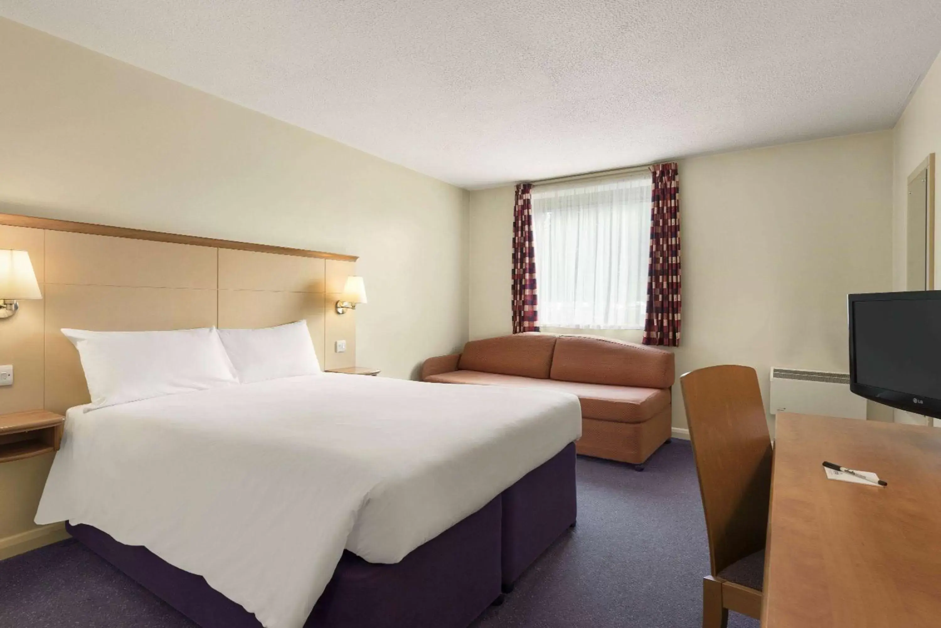 Photo of the whole room, Bed in Days Inn Cannock - Norton Canes