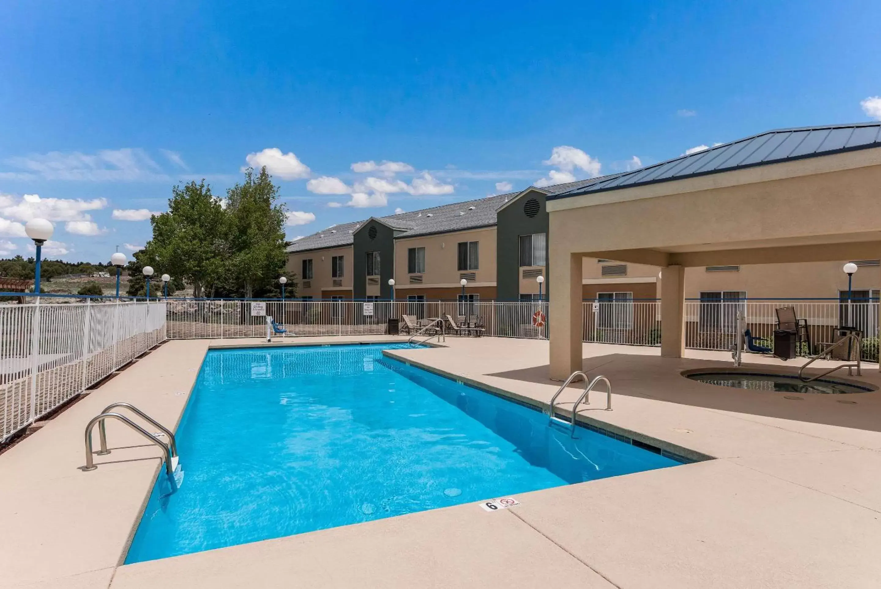 Swimming Pool in Quality Inn Near Grand Canyon