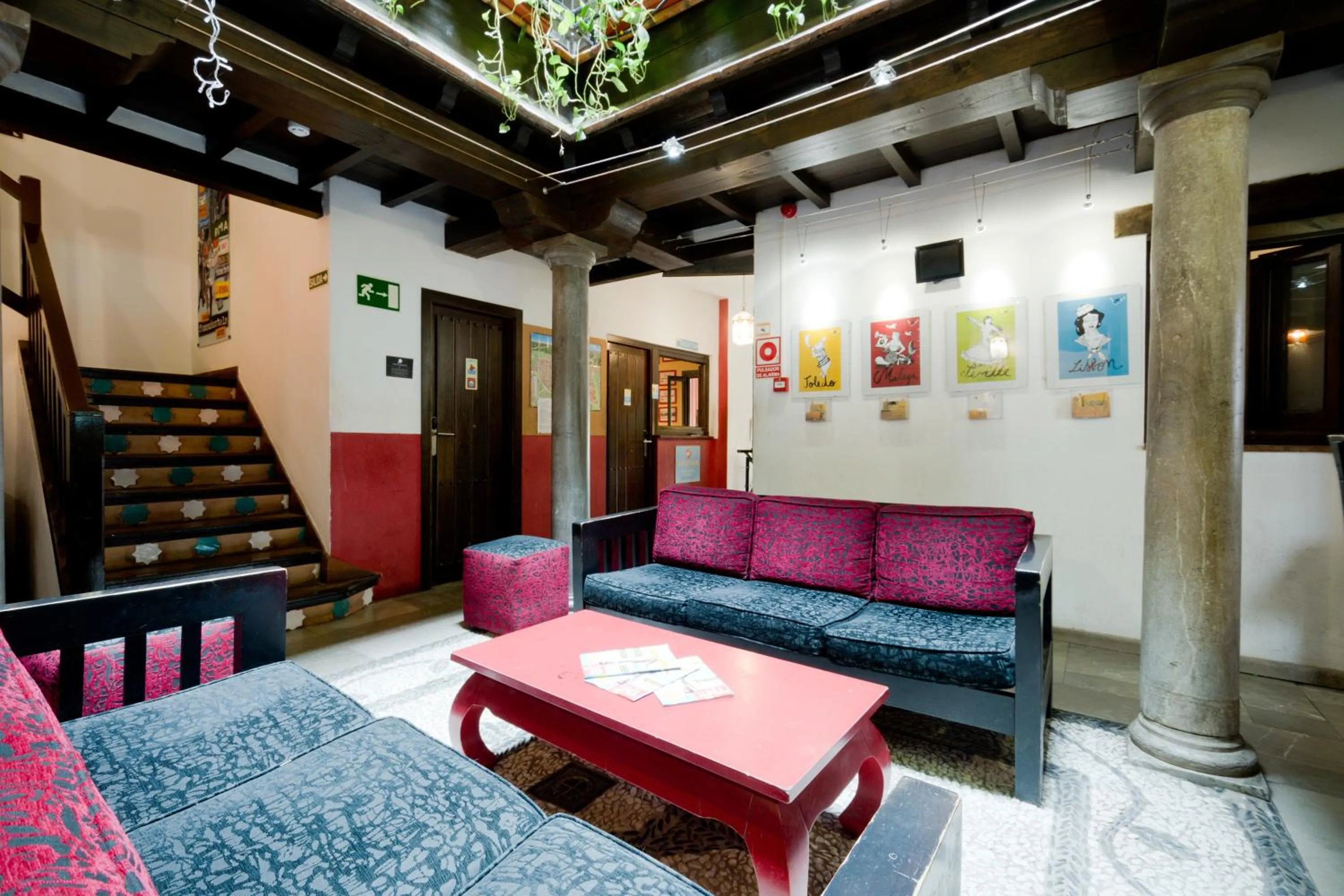 Seating area in Oasis Backpackers' Hostel Granada