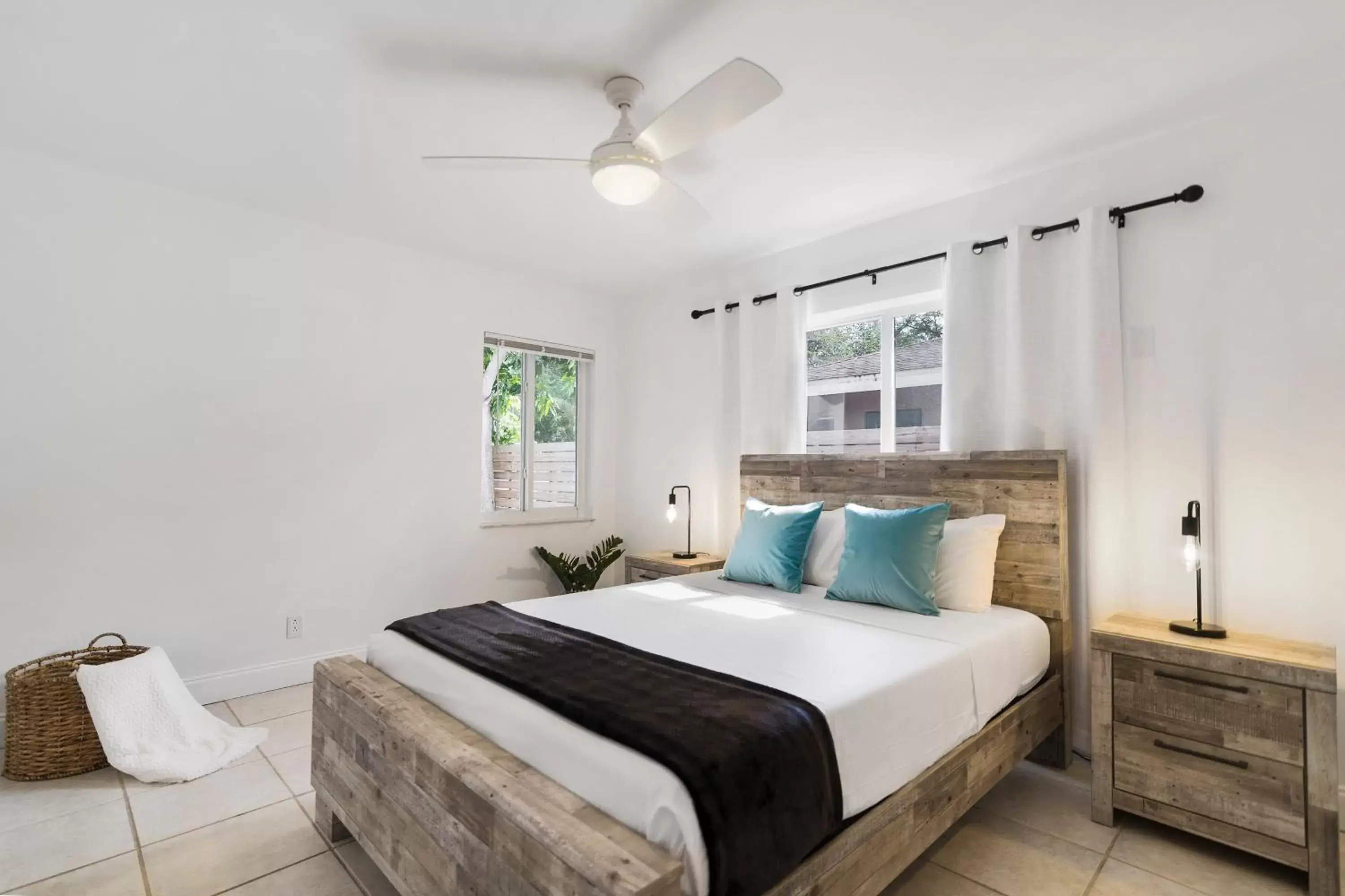 Bedroom, Bed in Alani Bay Premium Condos