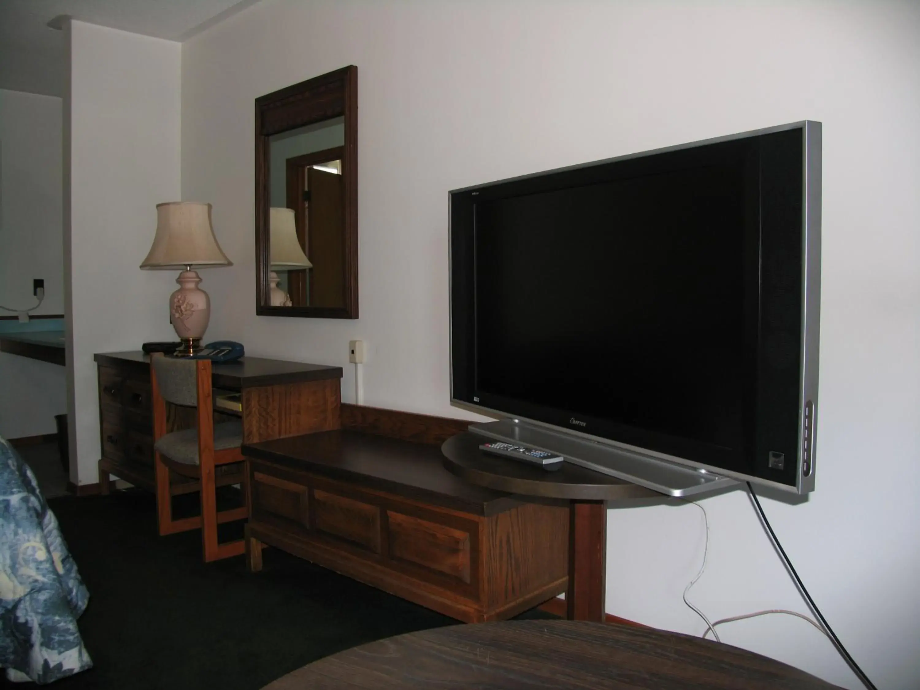 TV and multimedia, TV/Entertainment Center in Seven Oakes Motel