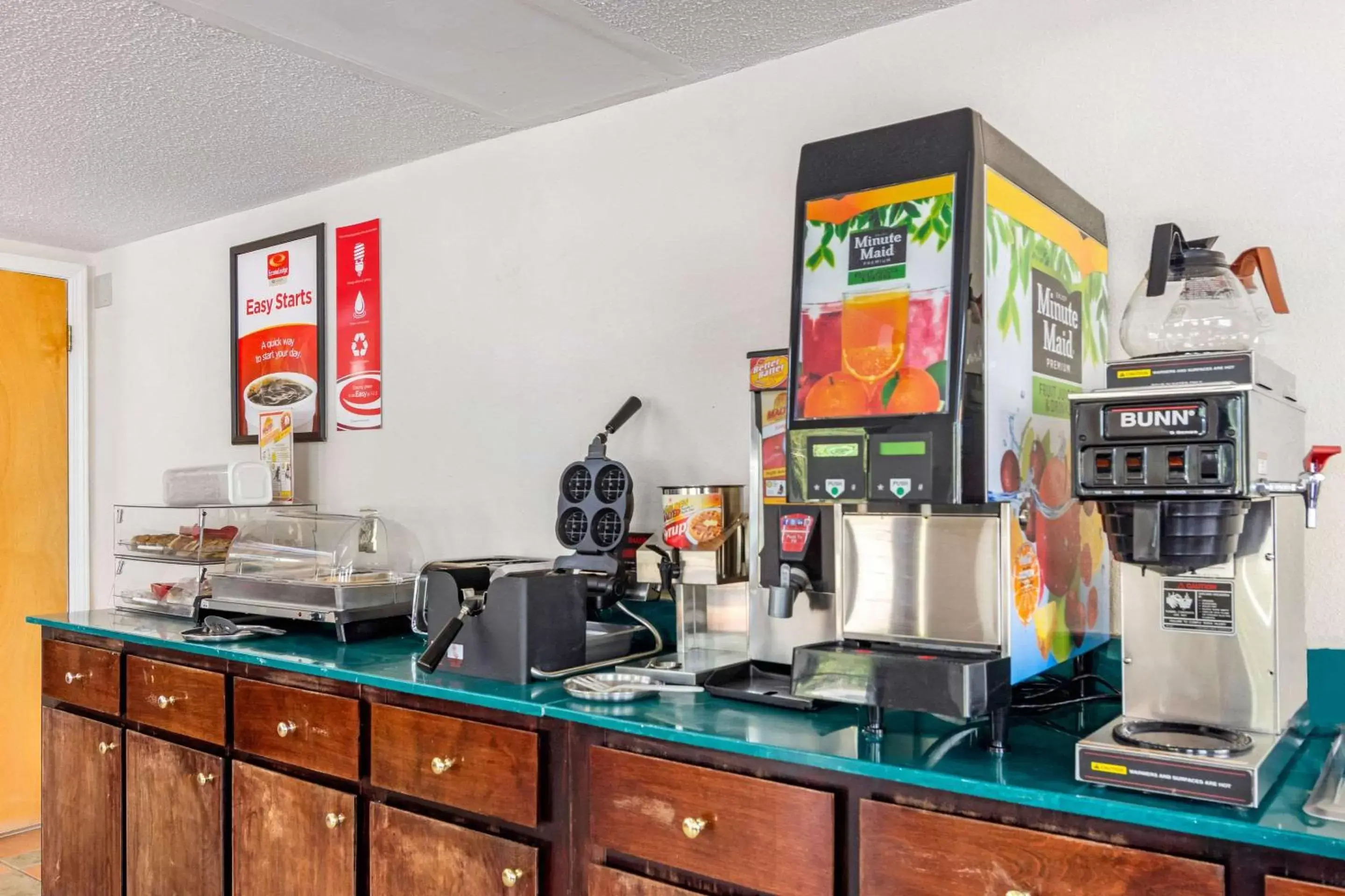 Breakfast, Kitchen/Kitchenette in Econo Lodge Byron - Warner Robins