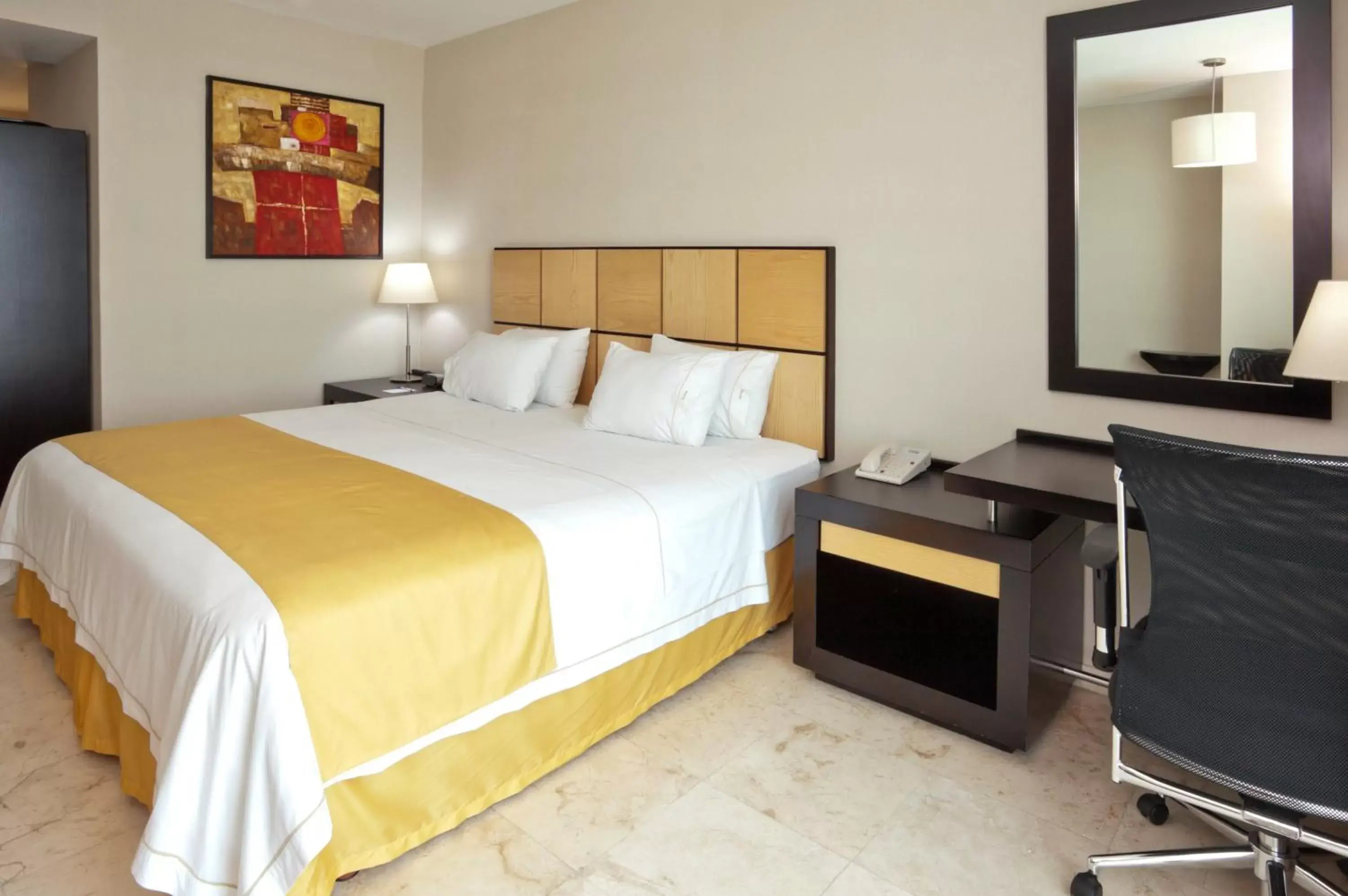 Photo of the whole room, Bed in Holiday Inn Express Ciudad Del Carmen, an IHG Hotel