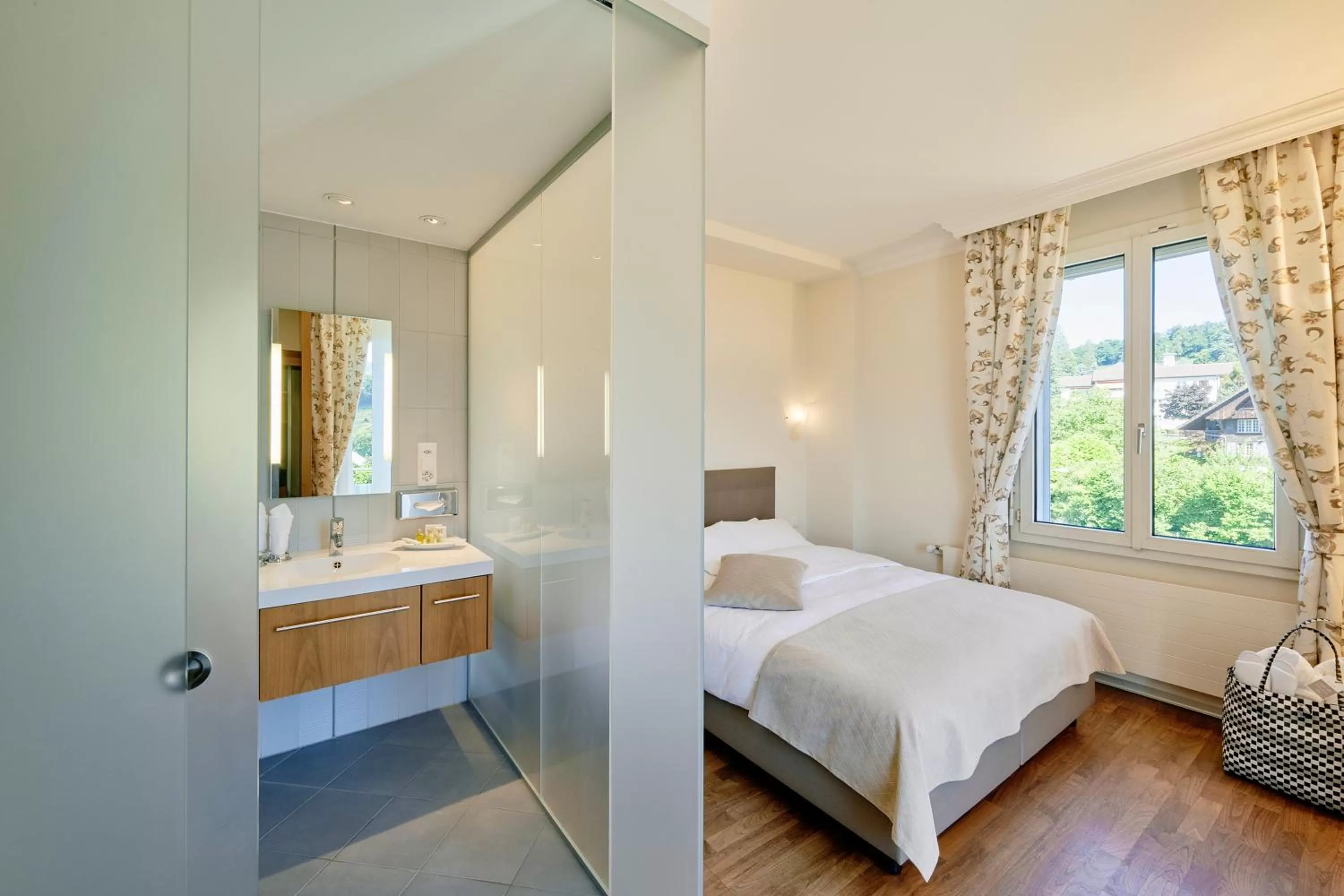 Photo of the whole room, Bed in Hotel Eden Spiez