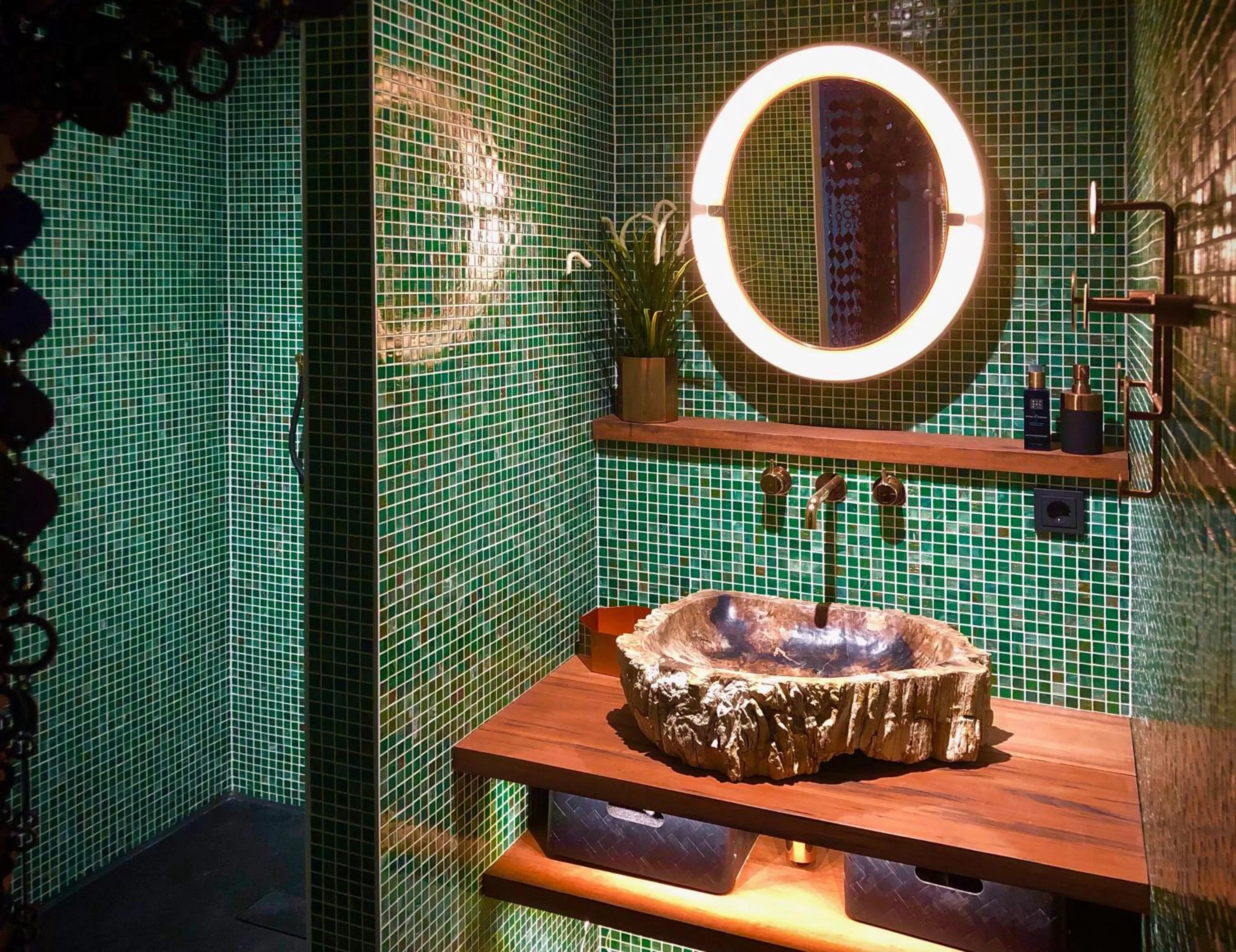 Bathroom in Private Studio - FREE PARKING