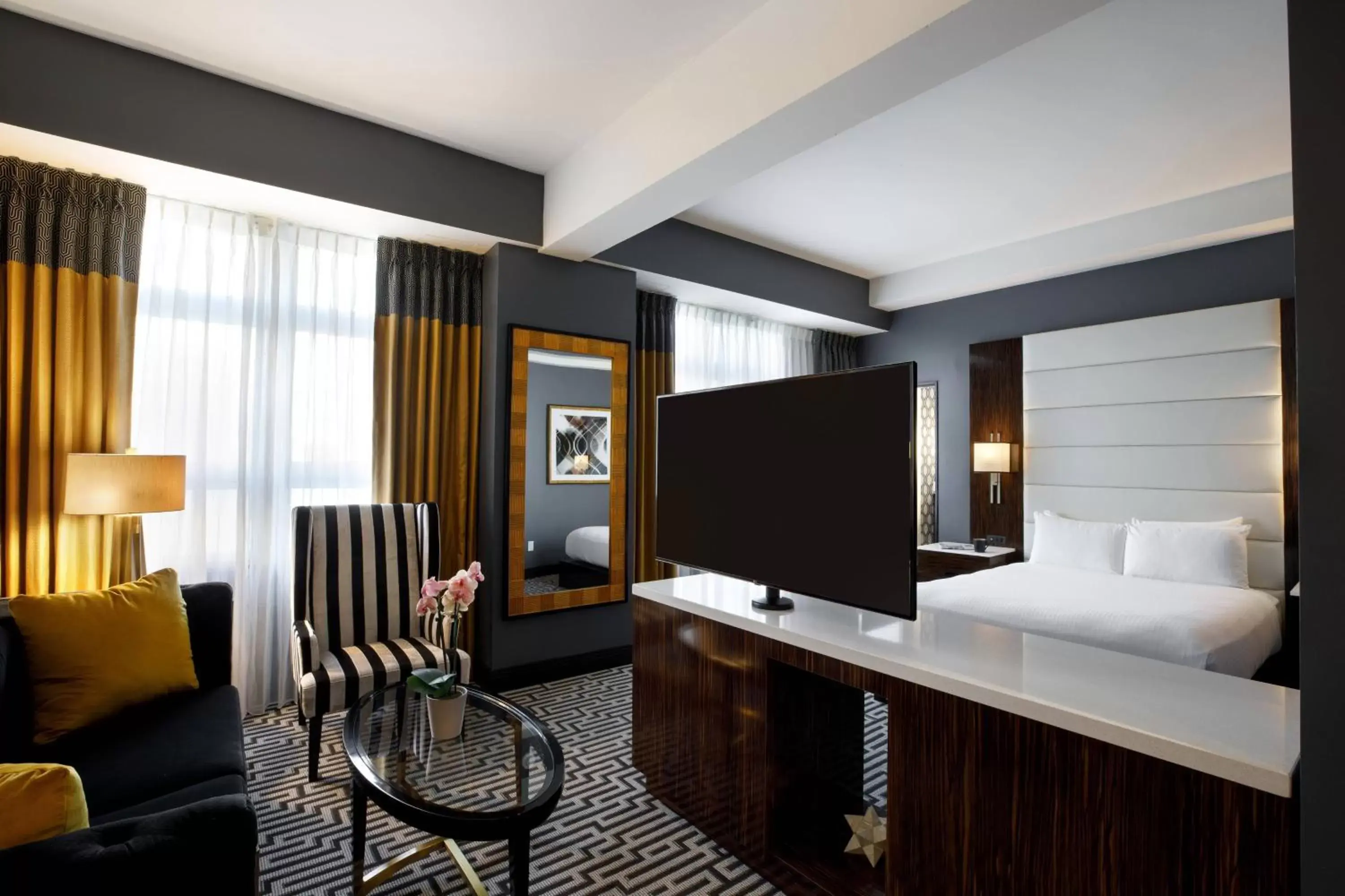 Photo of the whole room, TV/Entertainment Center in Hotel Metro, Autograph Collection