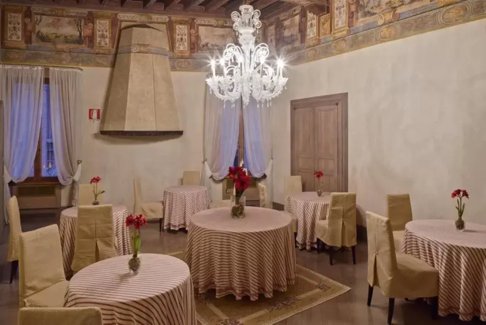 Restaurant/places to eat, Seating Area in Albergo Cappello