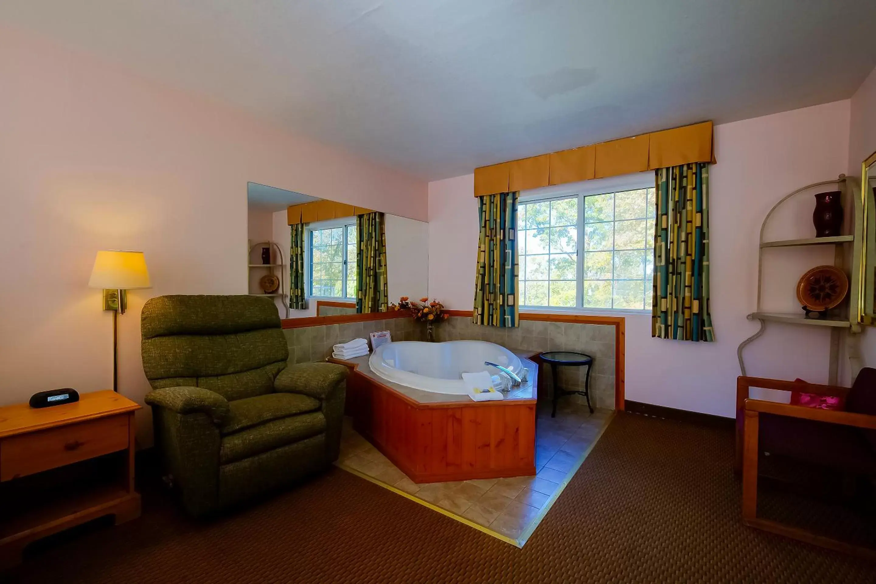 Hot Tub in Hotel O Eureka Springs - Christ of Ozark Area