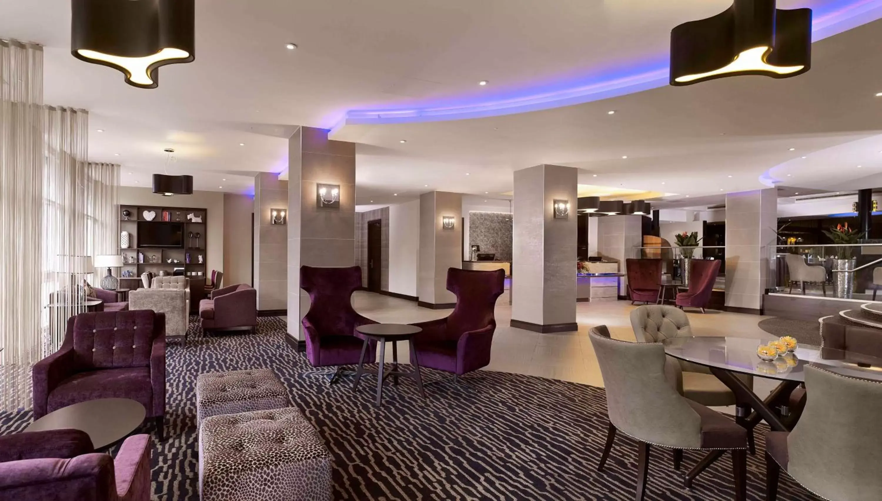 Lobby or reception in DoubleTree by Hilton Woking