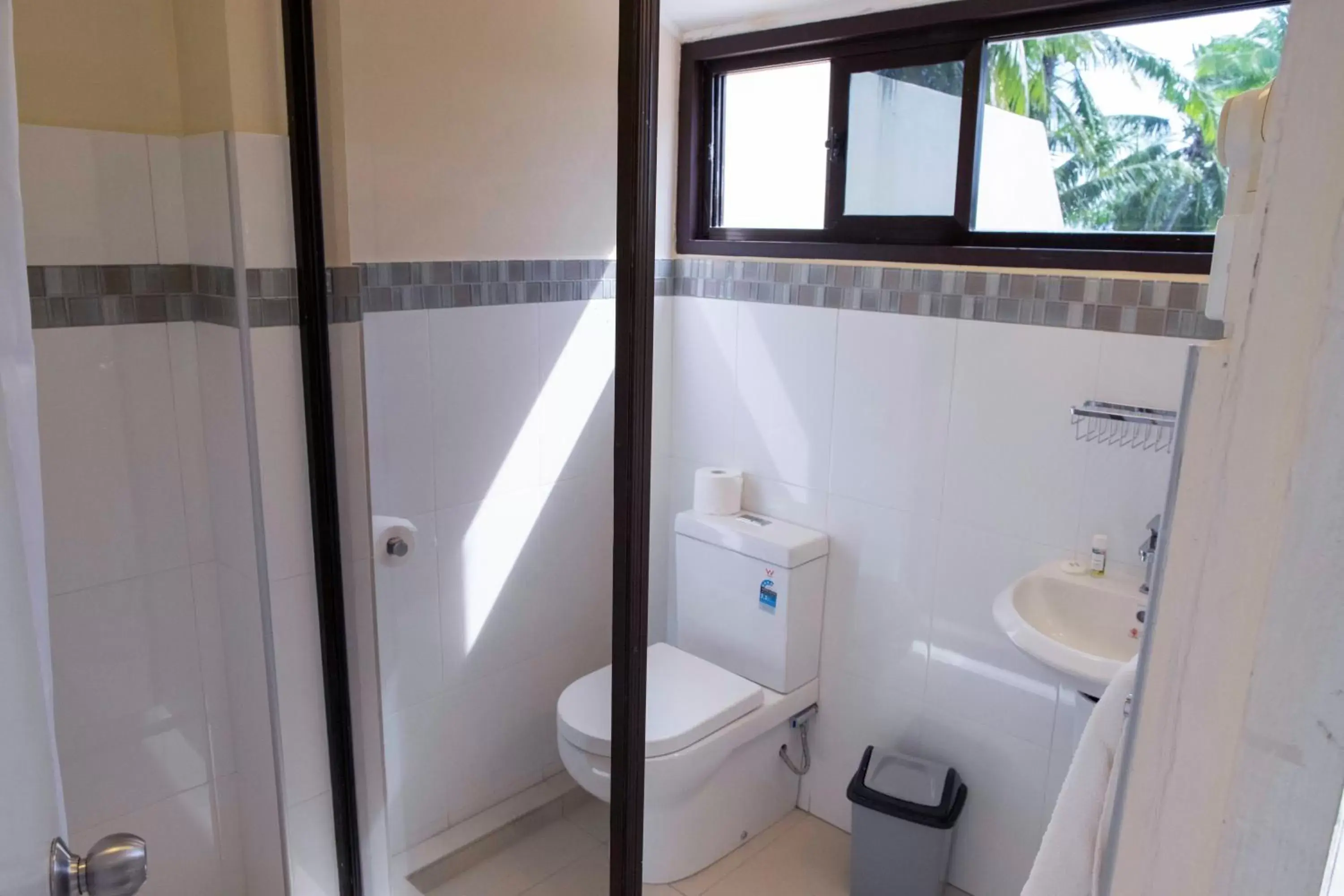 Shower, Bathroom in Aquarius On The Beach