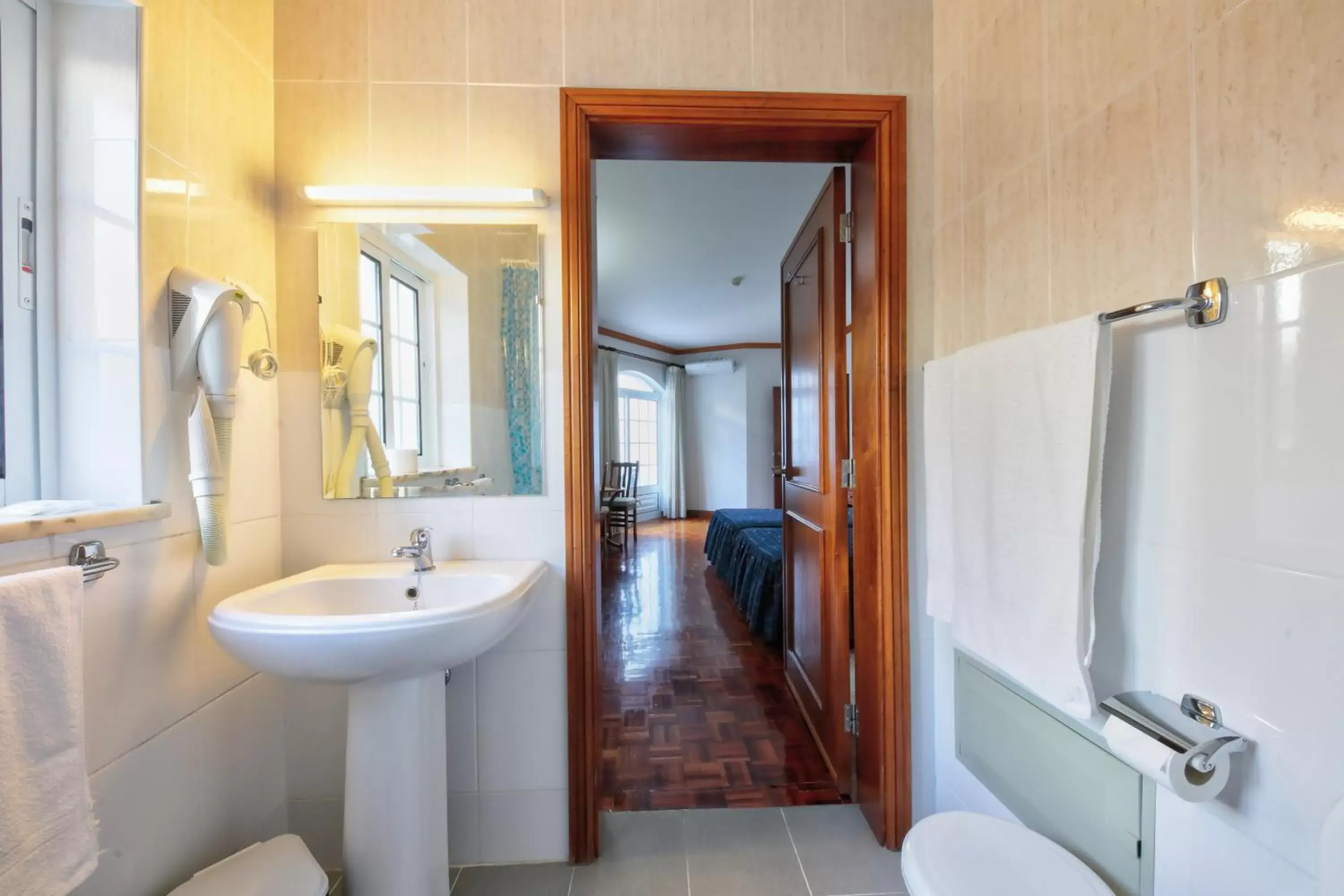 Property building, Bathroom in Hotel Central