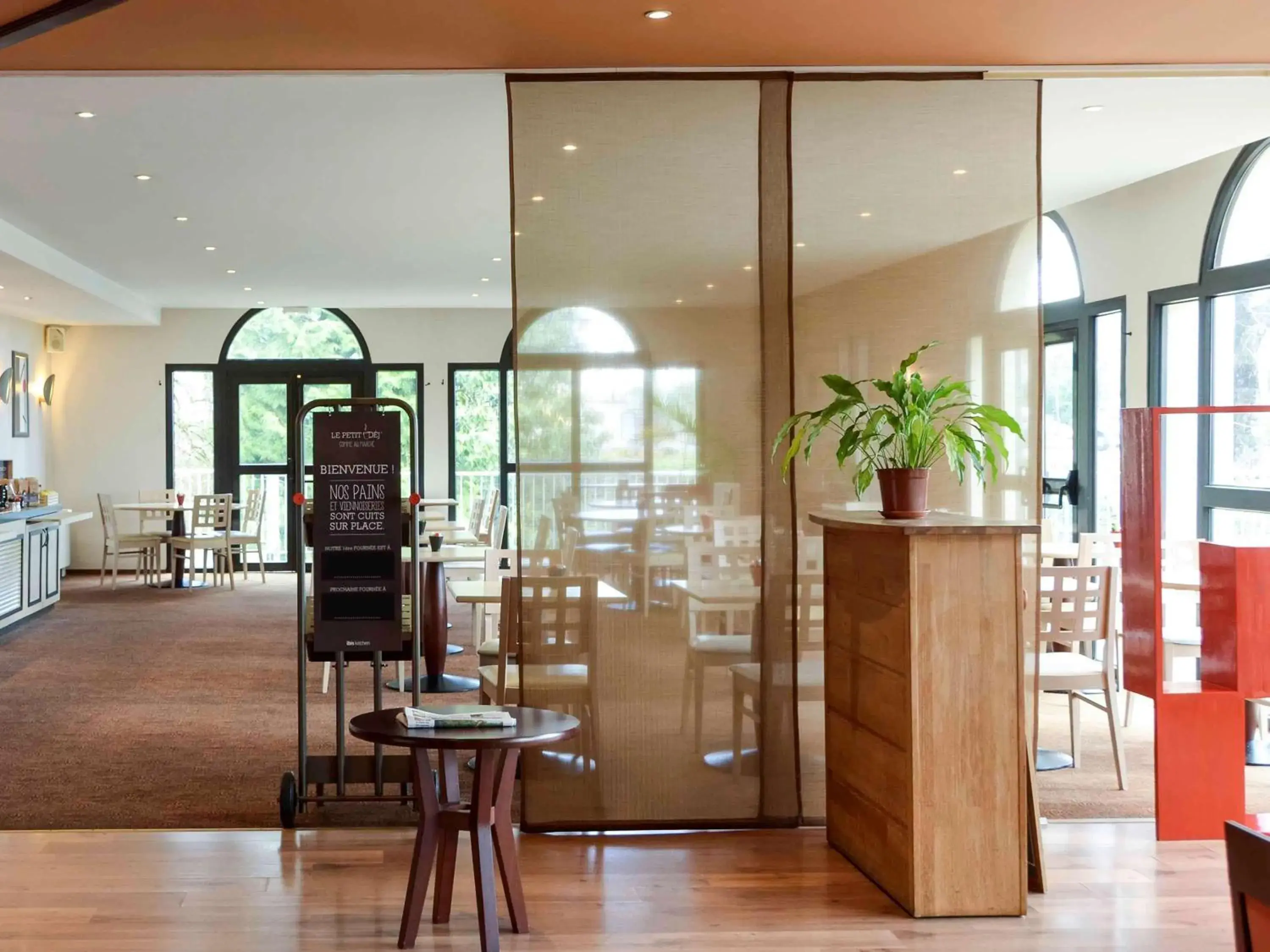 Restaurant/places to eat, Lobby/Reception in Hôtel Ibis Nevers